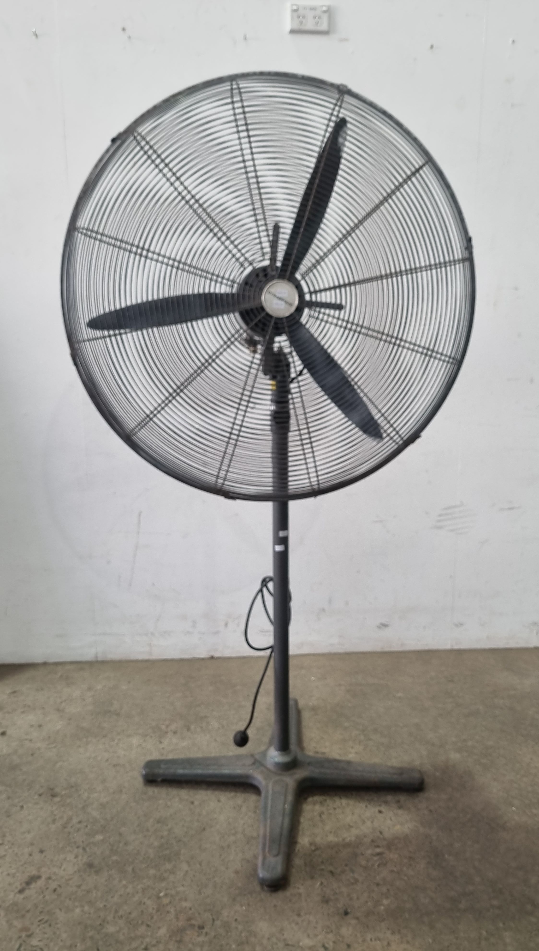 1215 · A DYNABREEZE INDUSTRIAL FAN