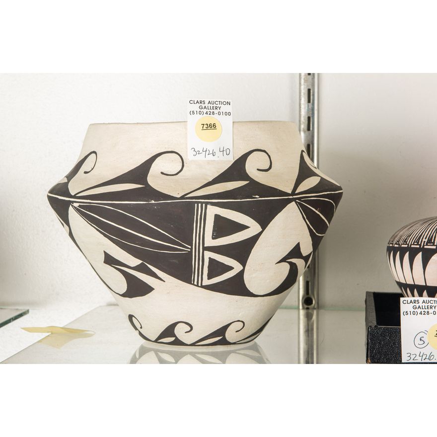 Acoma pot by Alisa Tapmo