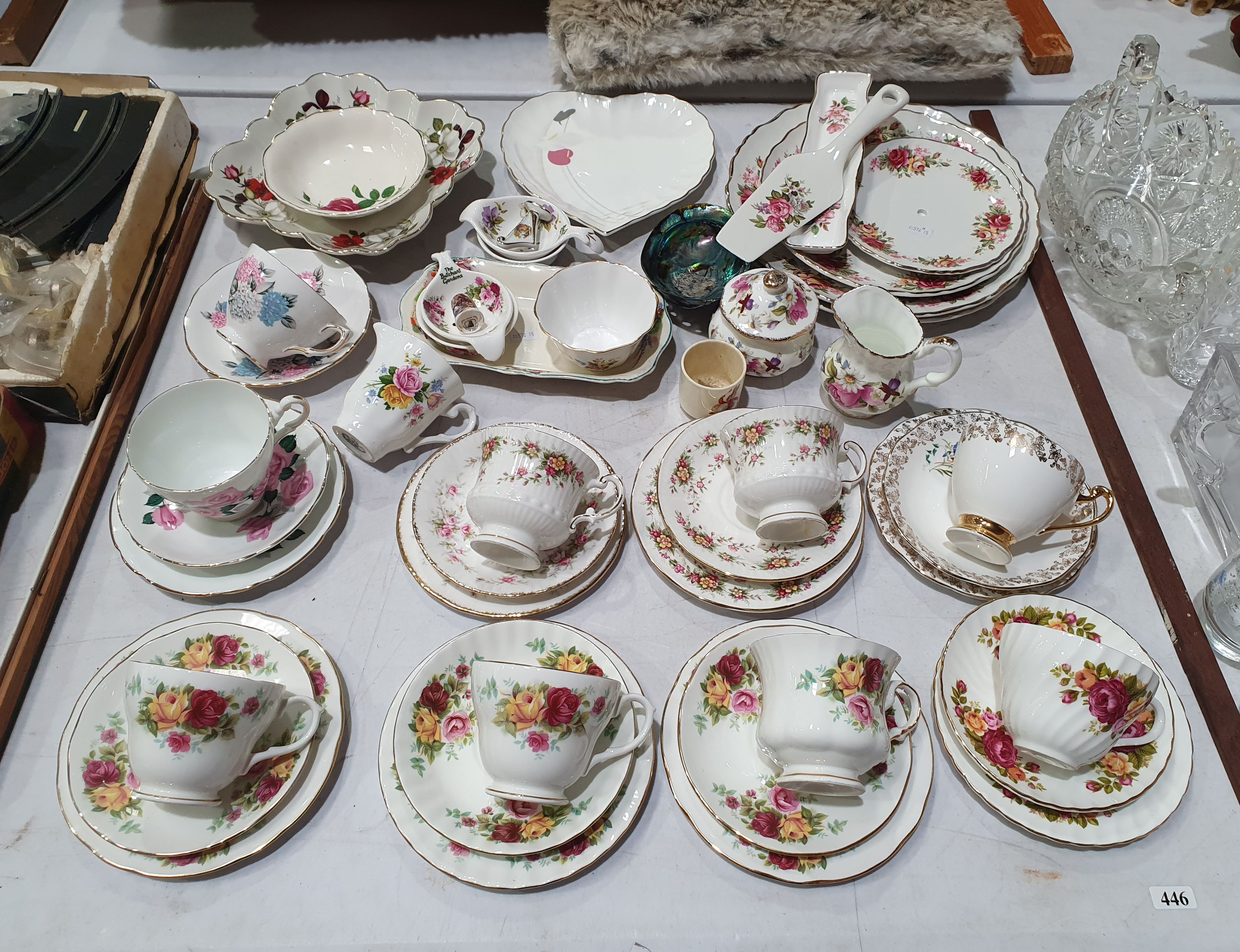 425 · A GROUP OF VARIOUS TEA WARE ITEMS