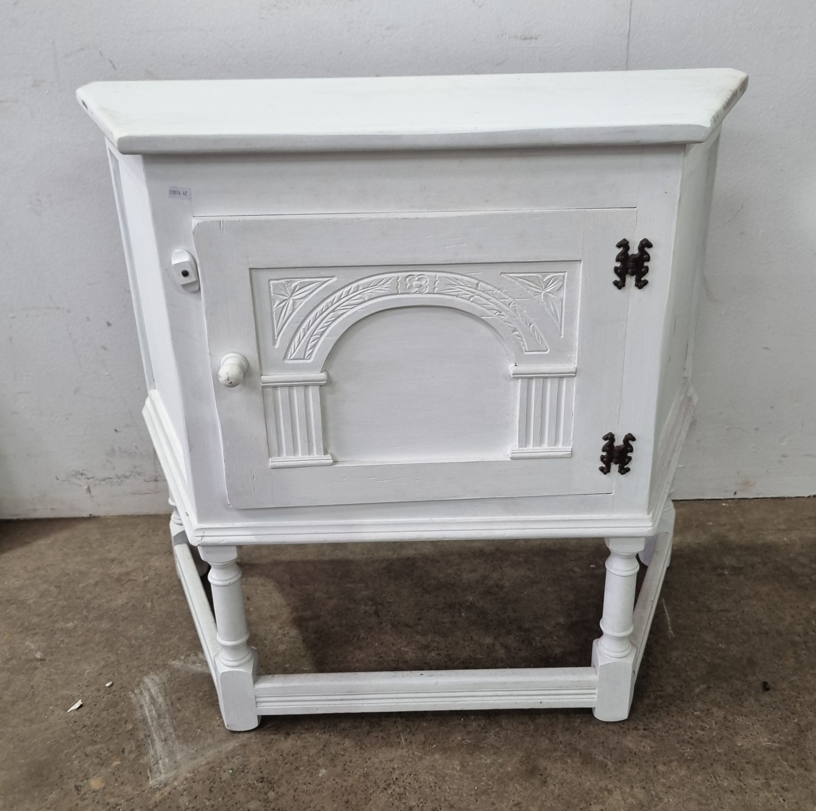 2218 · A WHITE PAINTED SIDE CABINET