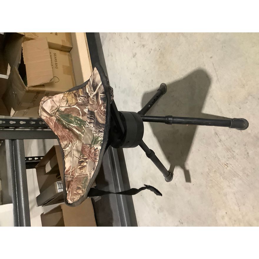 Realtree Hardwoods Camo Tripod Blind Chair