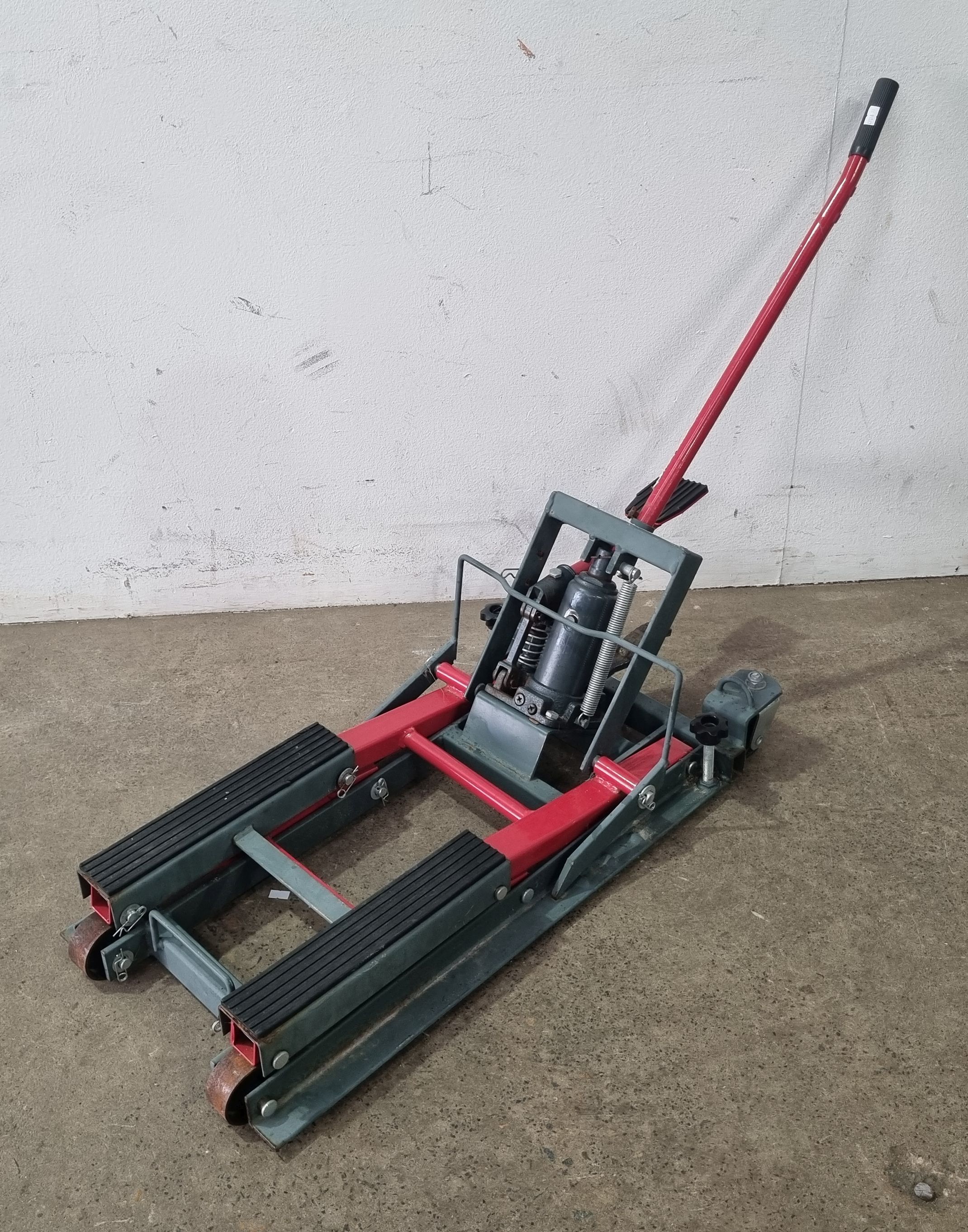 1322 · A CAR JACK