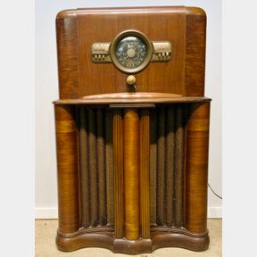 VINTAGE ZENITH MODEL 1103 LONG DISTANCE MEDIUM WAVE FLOOR MODEL RADIO.