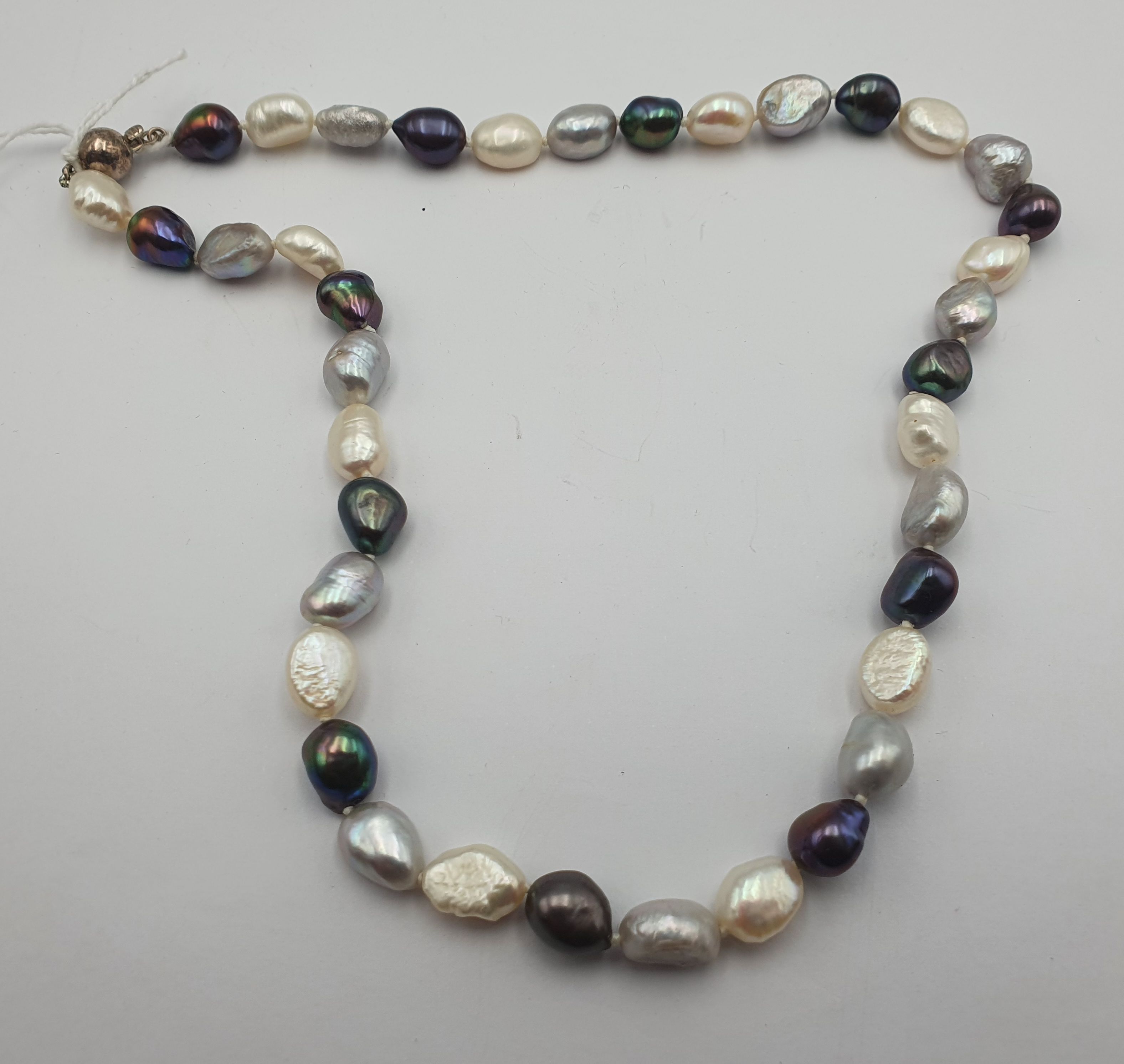 366 · A MULTI-COLOURED CULTURED PEARL NECKLACE