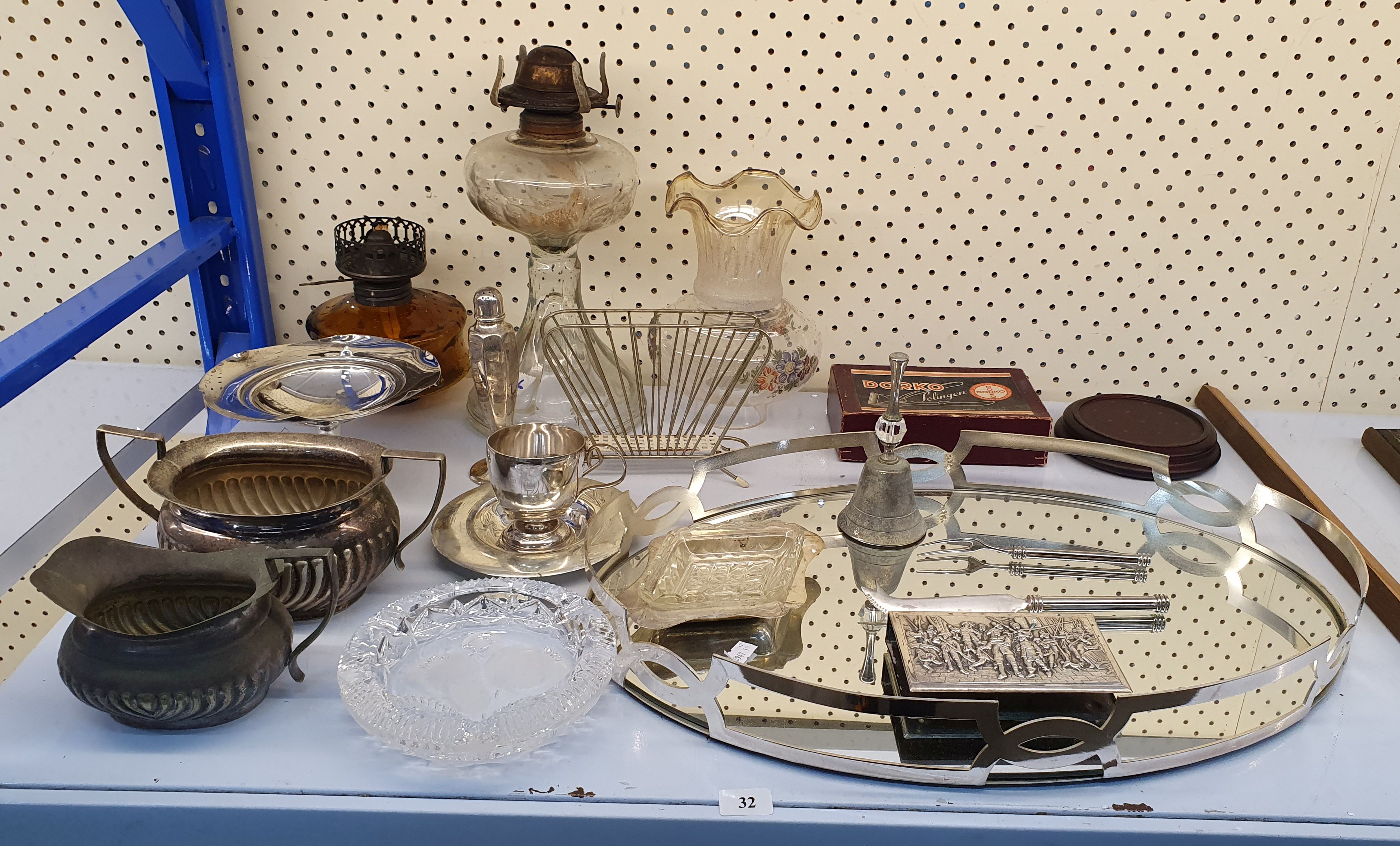 32 · A GROUP OF SUNDRY ITEMS