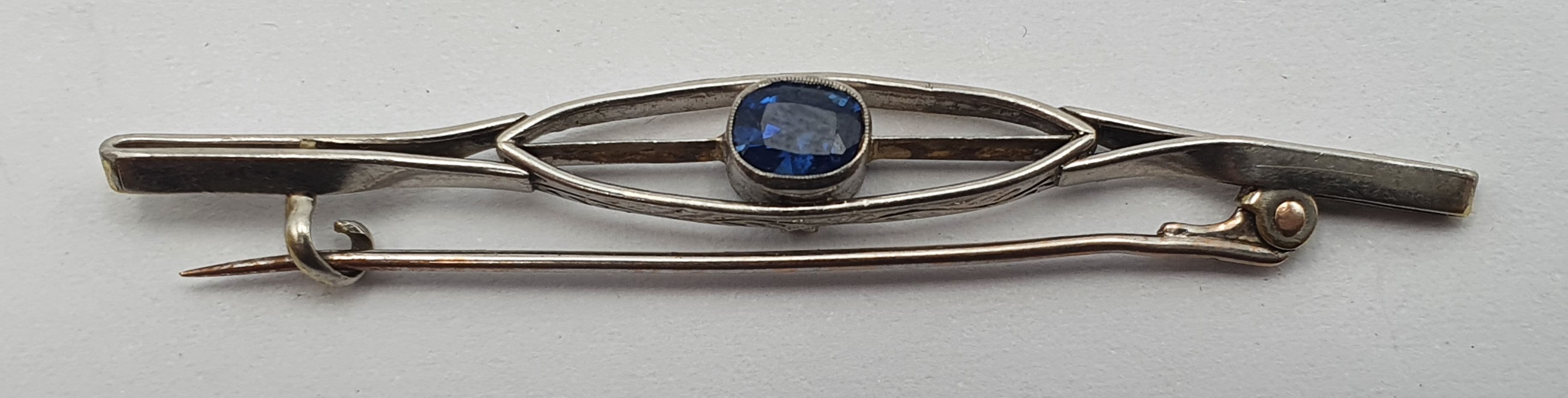 263 · AN ART DECO WHITE TONE AND BLUE STONE BROOCH