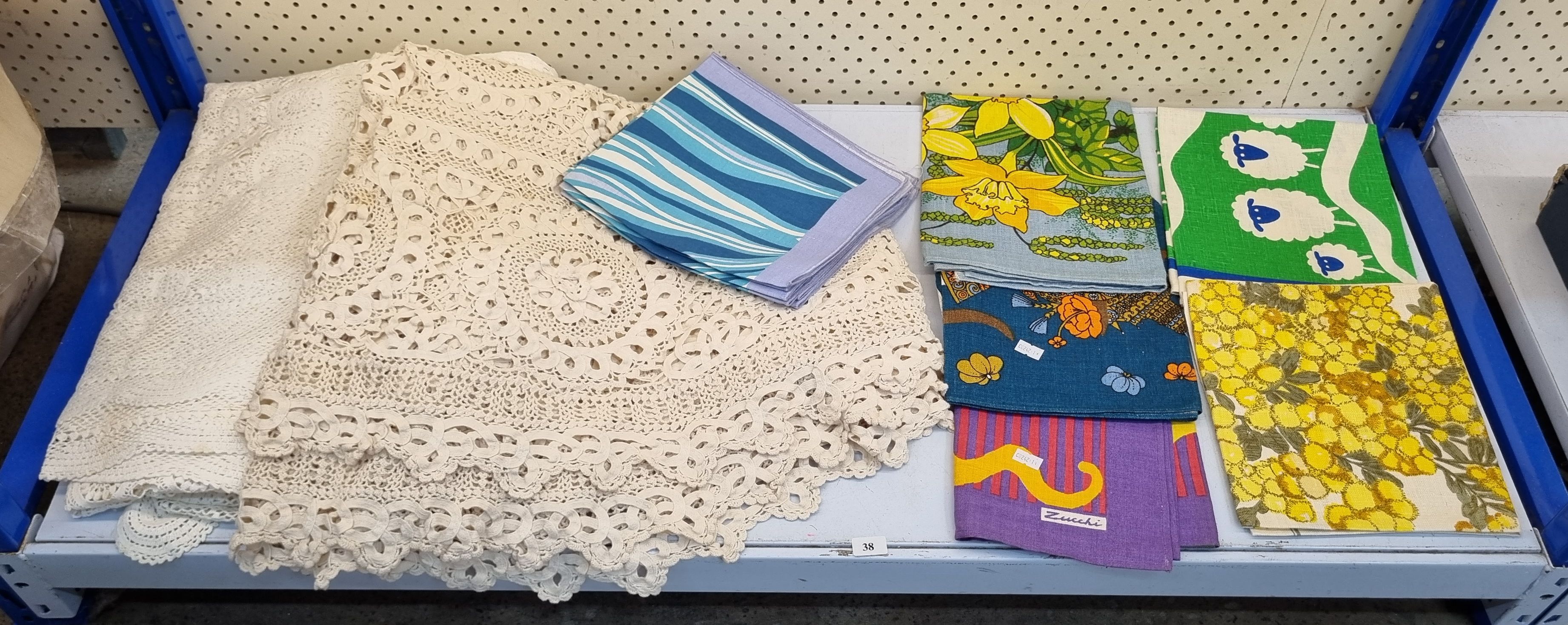 38 · A GROUP OF LINEN ITEMS