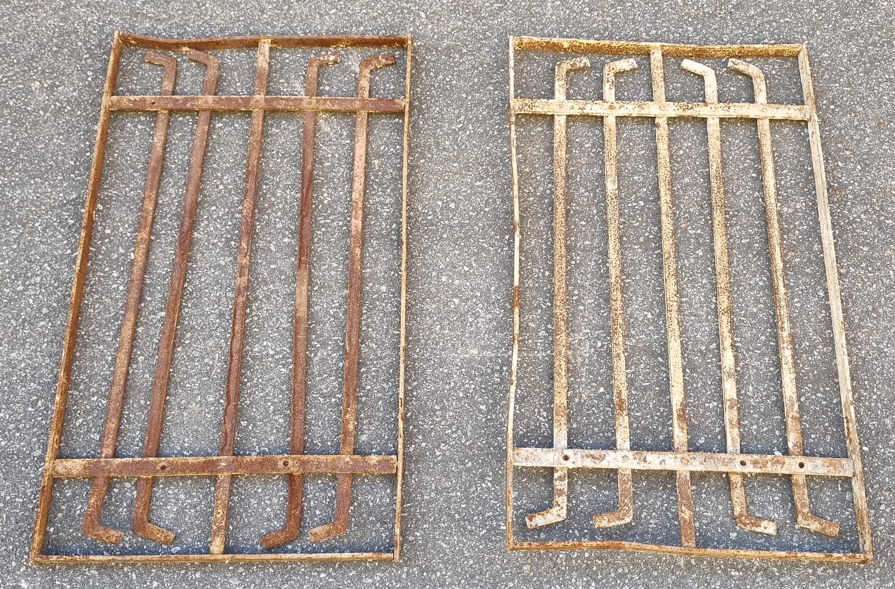 1120 · A PAIR OF DECORATIVE WROUGHT IRON PANELS