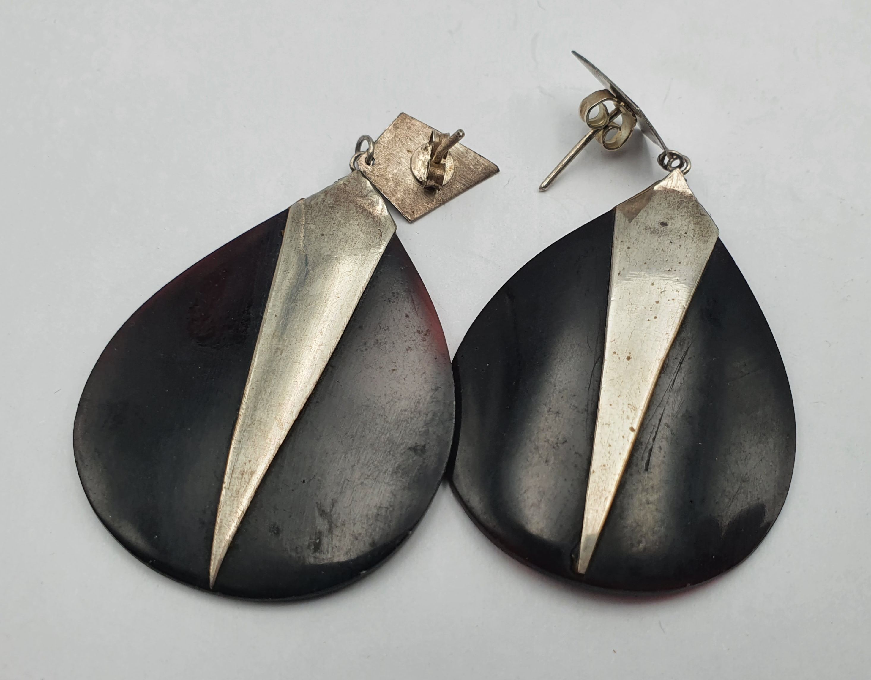 A PAIR OF TORTOISE SHELL AND SILVER EARRINGS