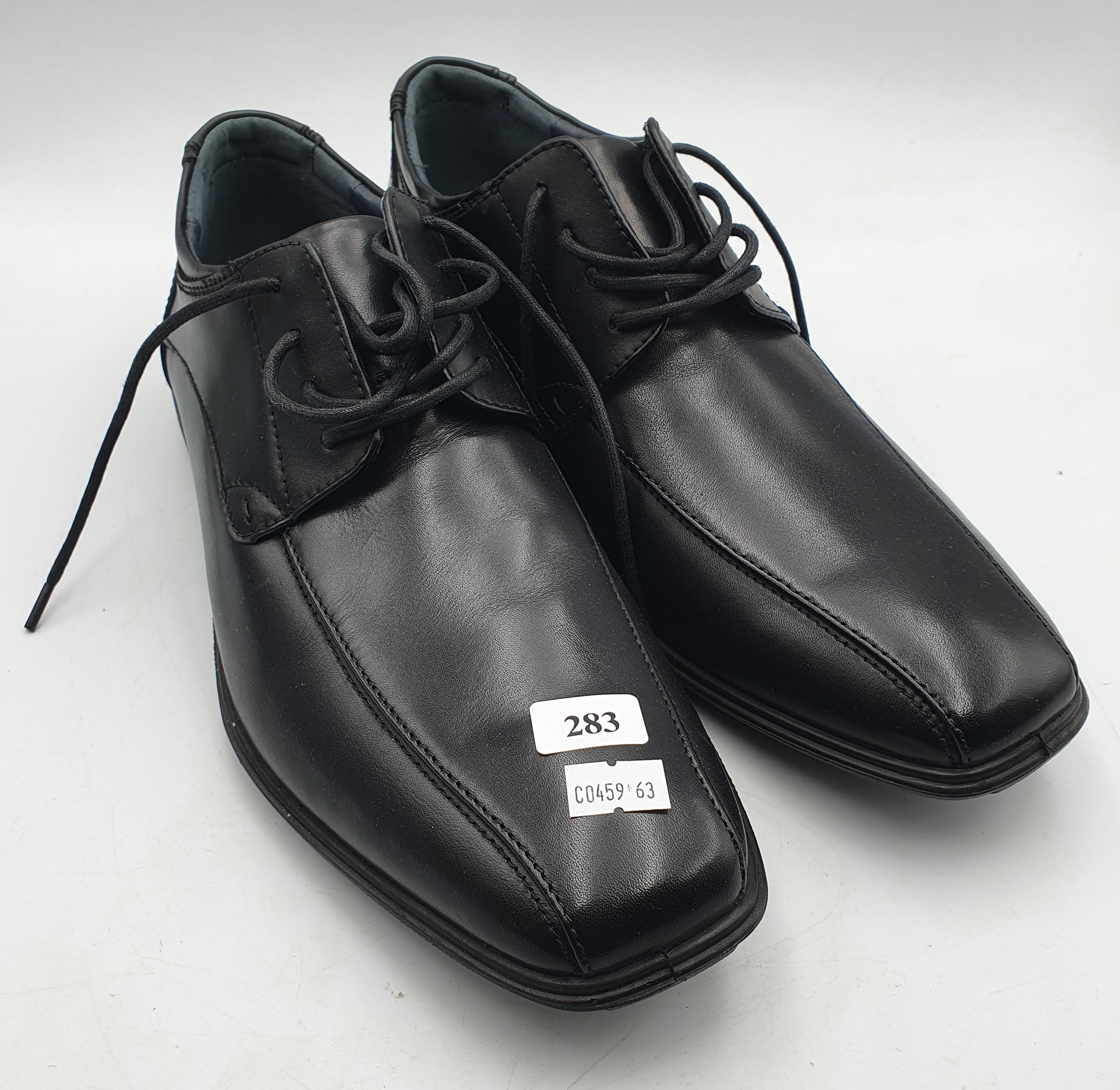 283 · A PAIR OF HUSH PUPPIES BLACK LACE UP SHOES