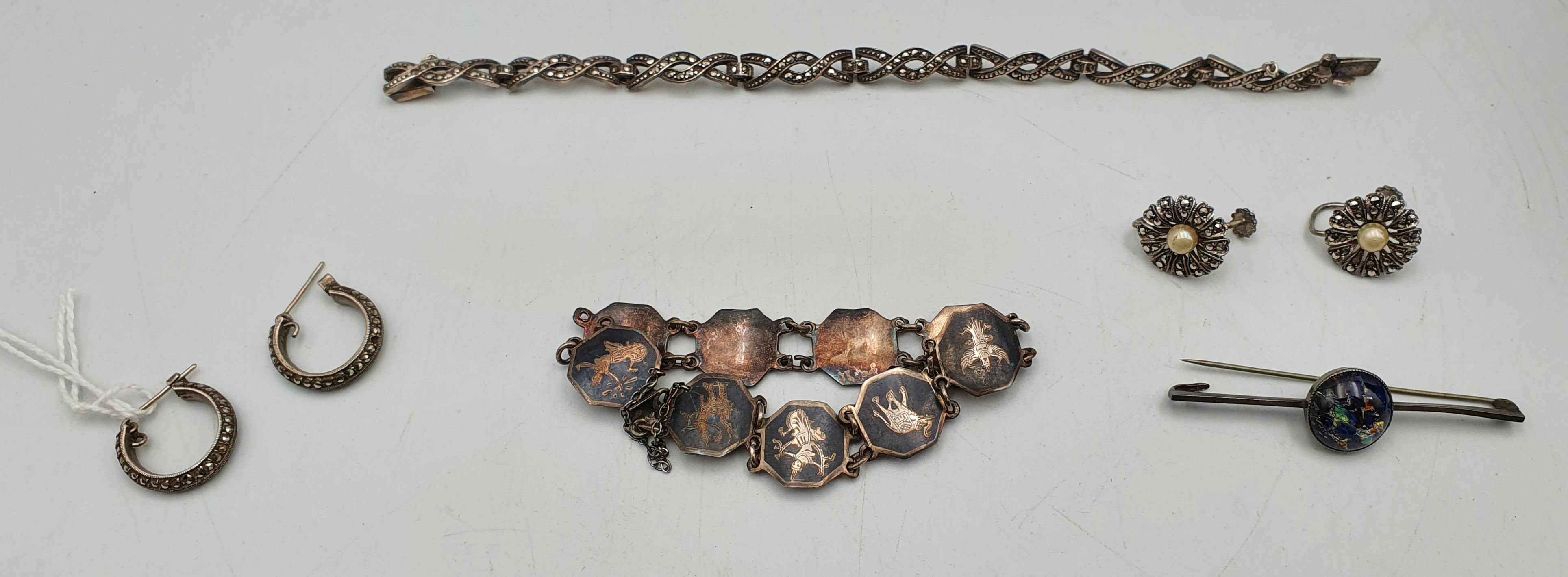 271 · A GROUP OF VINTAGE JEWELLERY