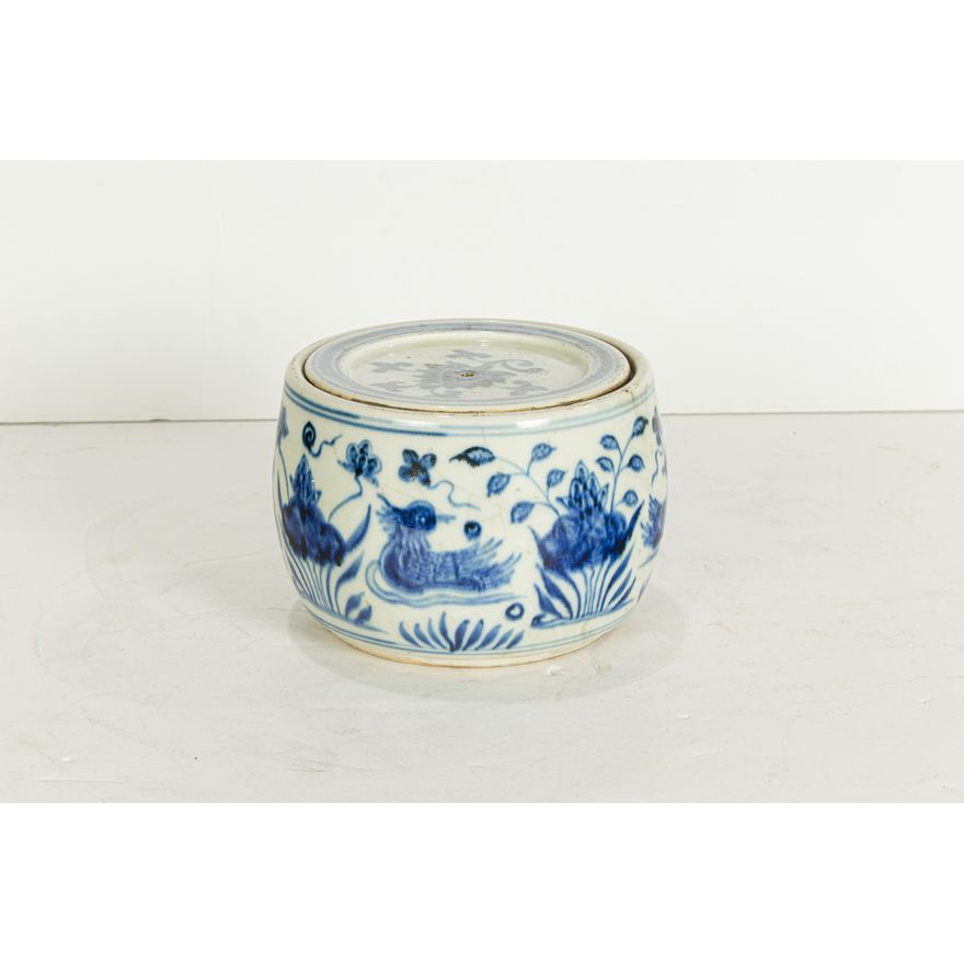 A Chinese blue and white covered jars
