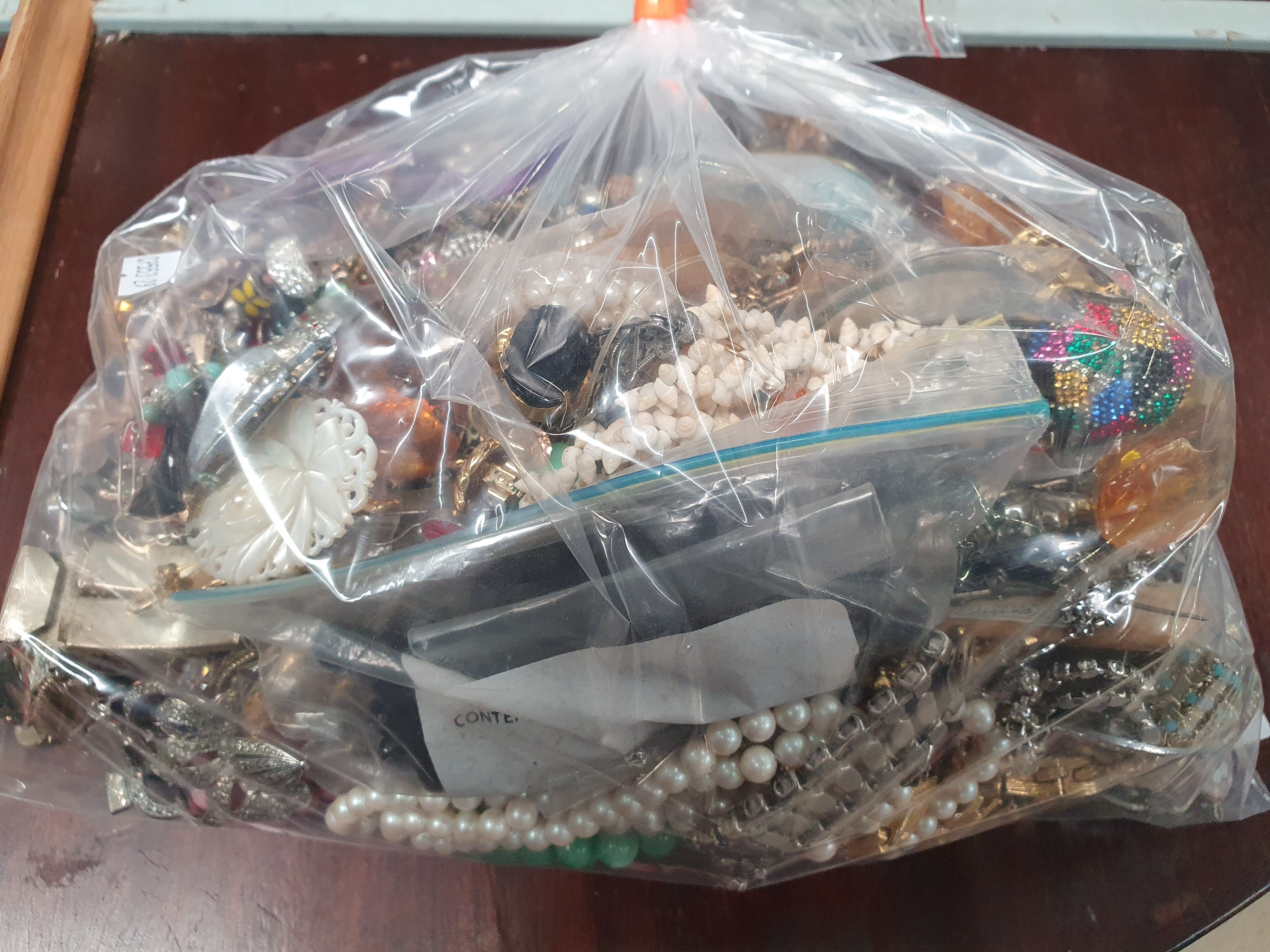 165 · A MYSTERY JEWELLERY BAG