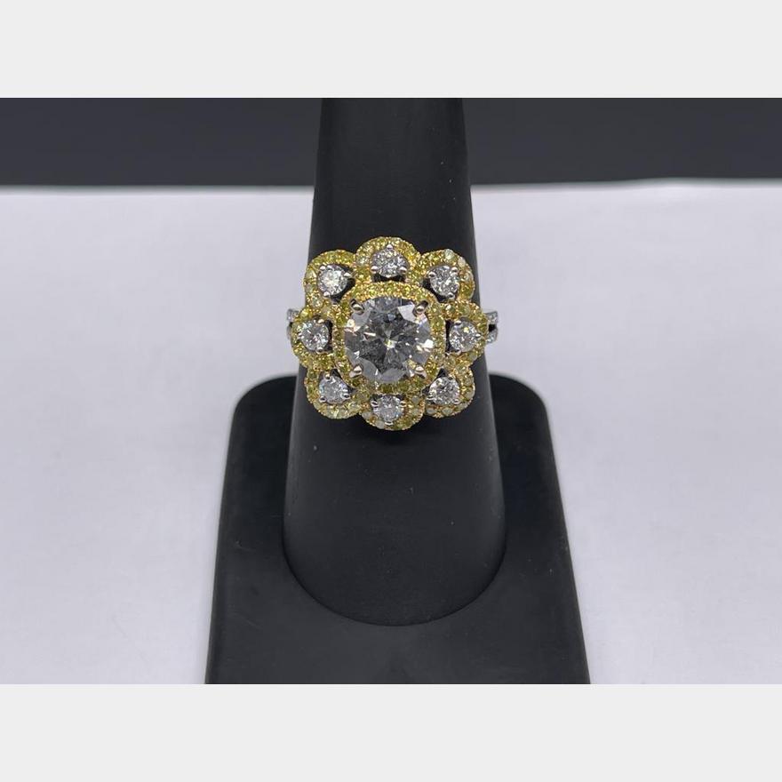 18K WHITE GOLD WHITE AND YELLOW DIAMOND RING | Lightning Auctions Inc