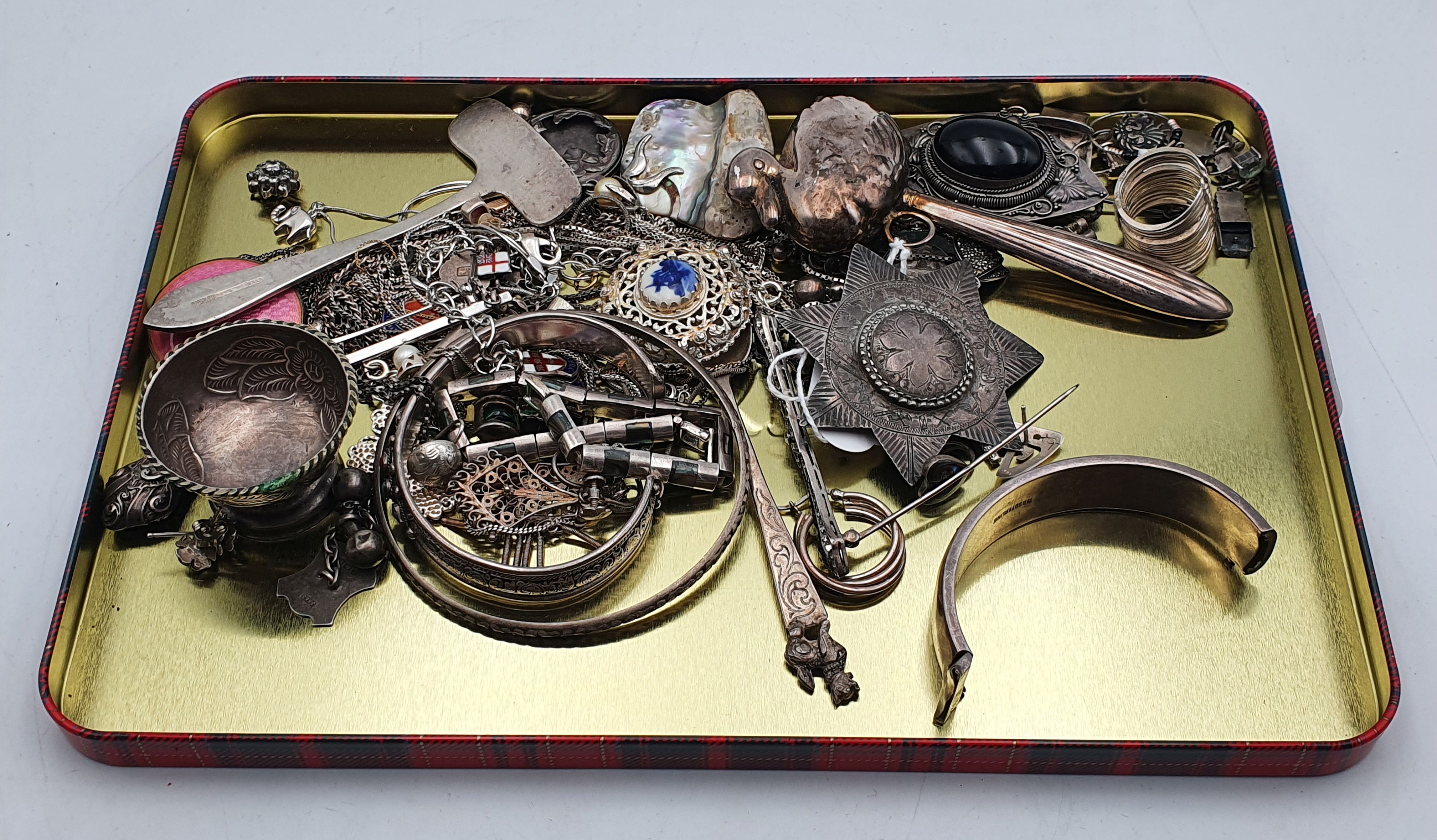347 · A GROUP OF MOSTLY SILVER ITEMS