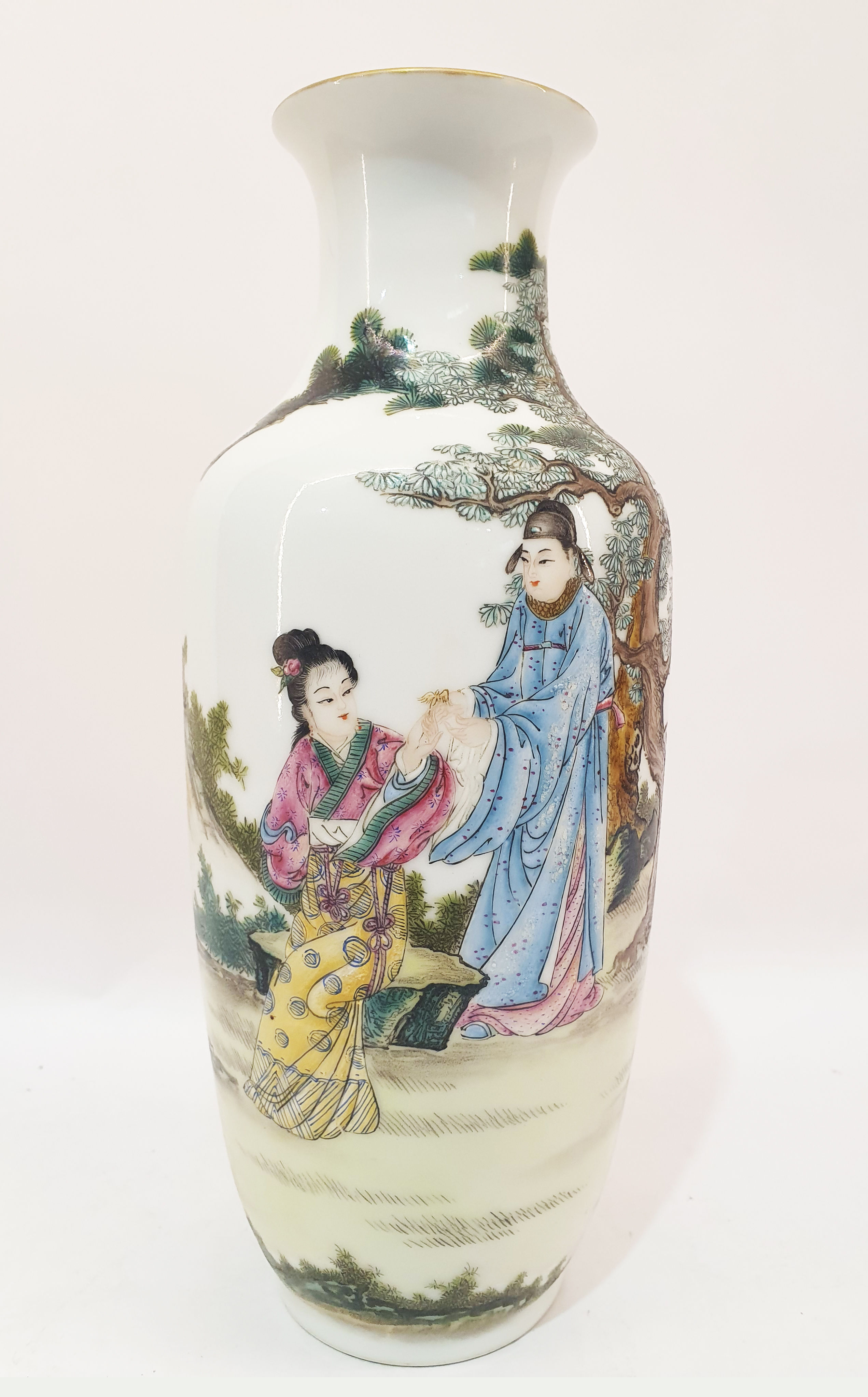652 · A CHINESE PORCELAIN BOTTLE SHAPED VASE