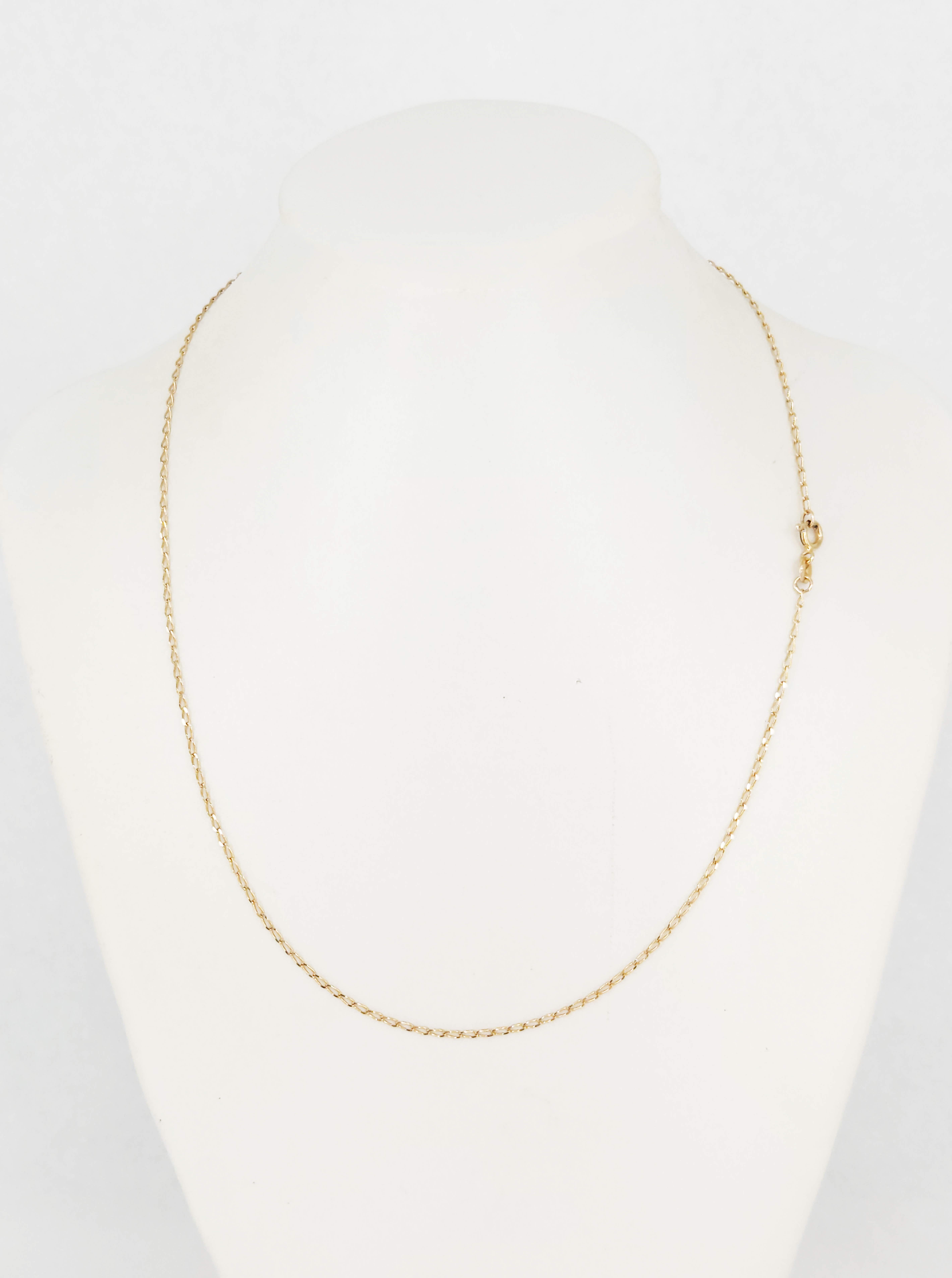 77 · A 9ct YELLOW GOLD CURB LINK CHAIN
