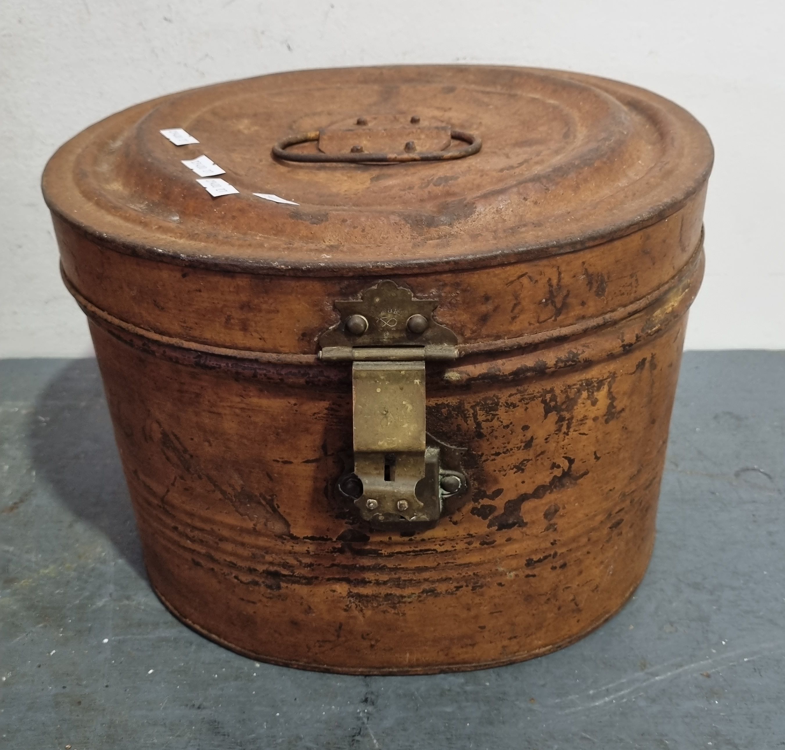 1344 · A VINTAGE METAL HAT BOX