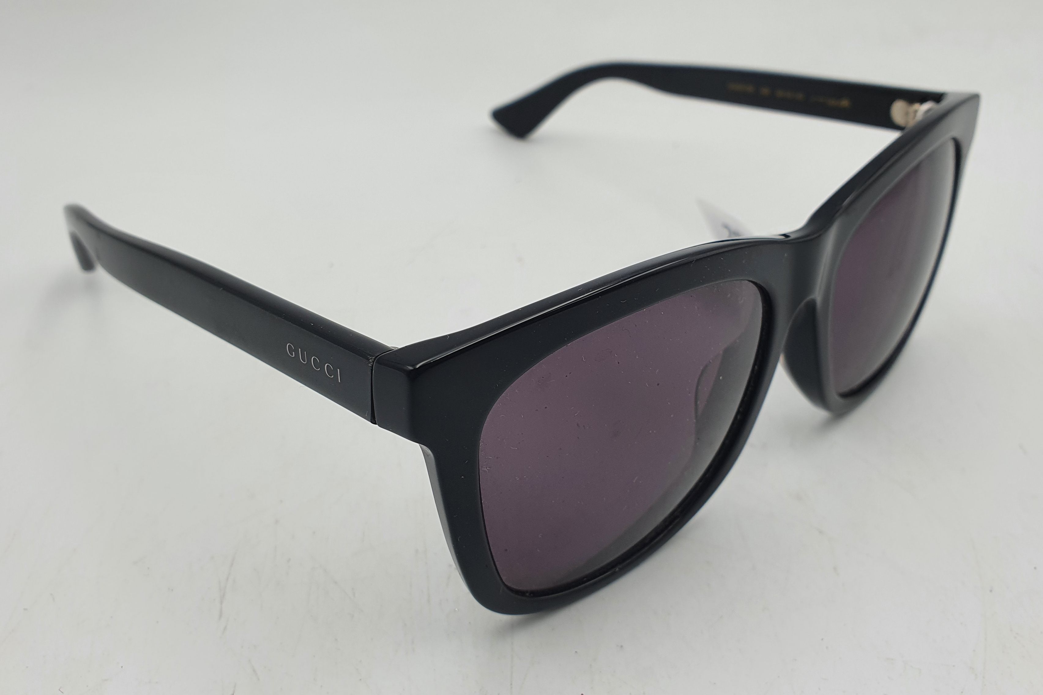 A PAIR OF GUCCI SUNGLASSES