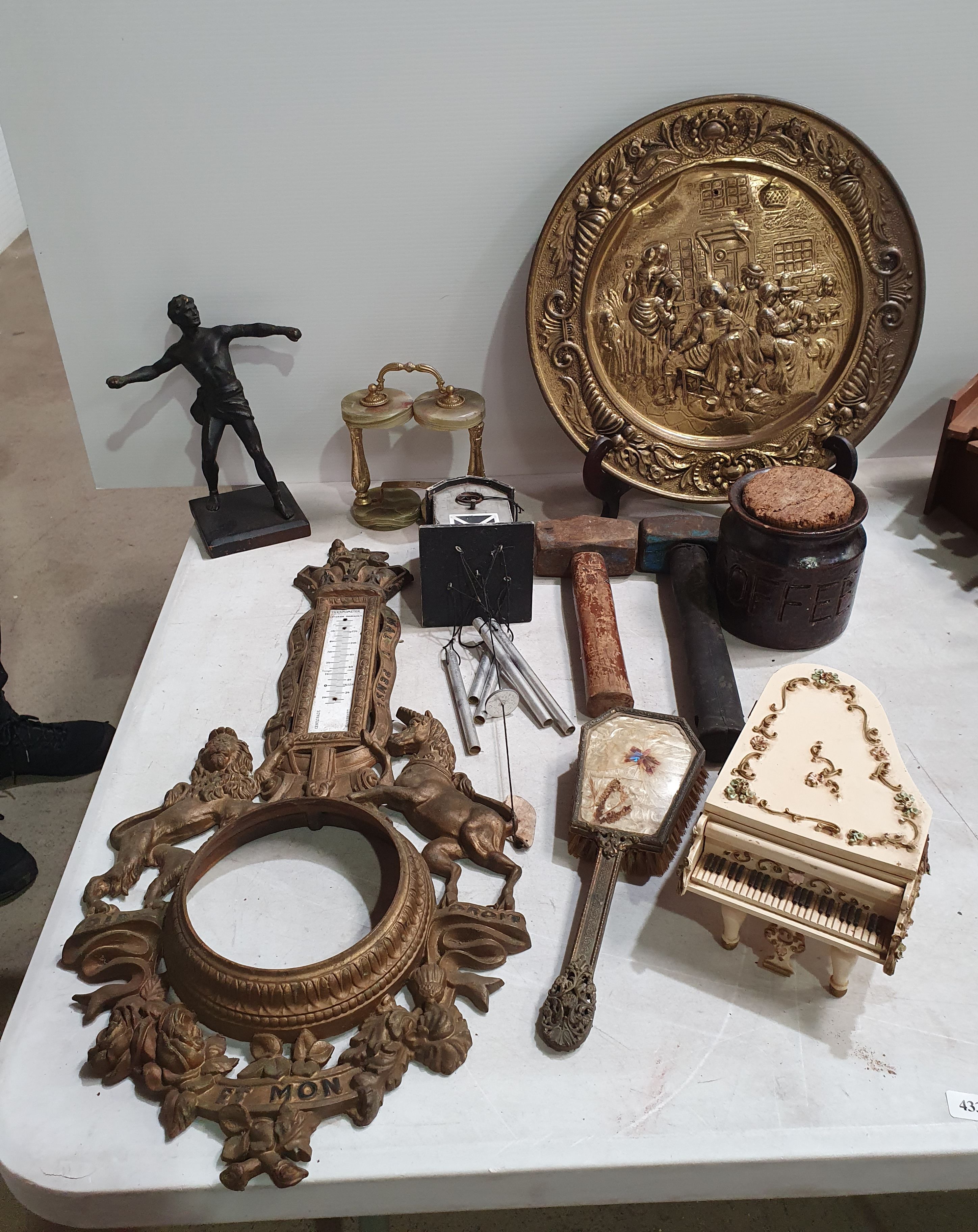 A GROUP OF SUNDRY ITEMS