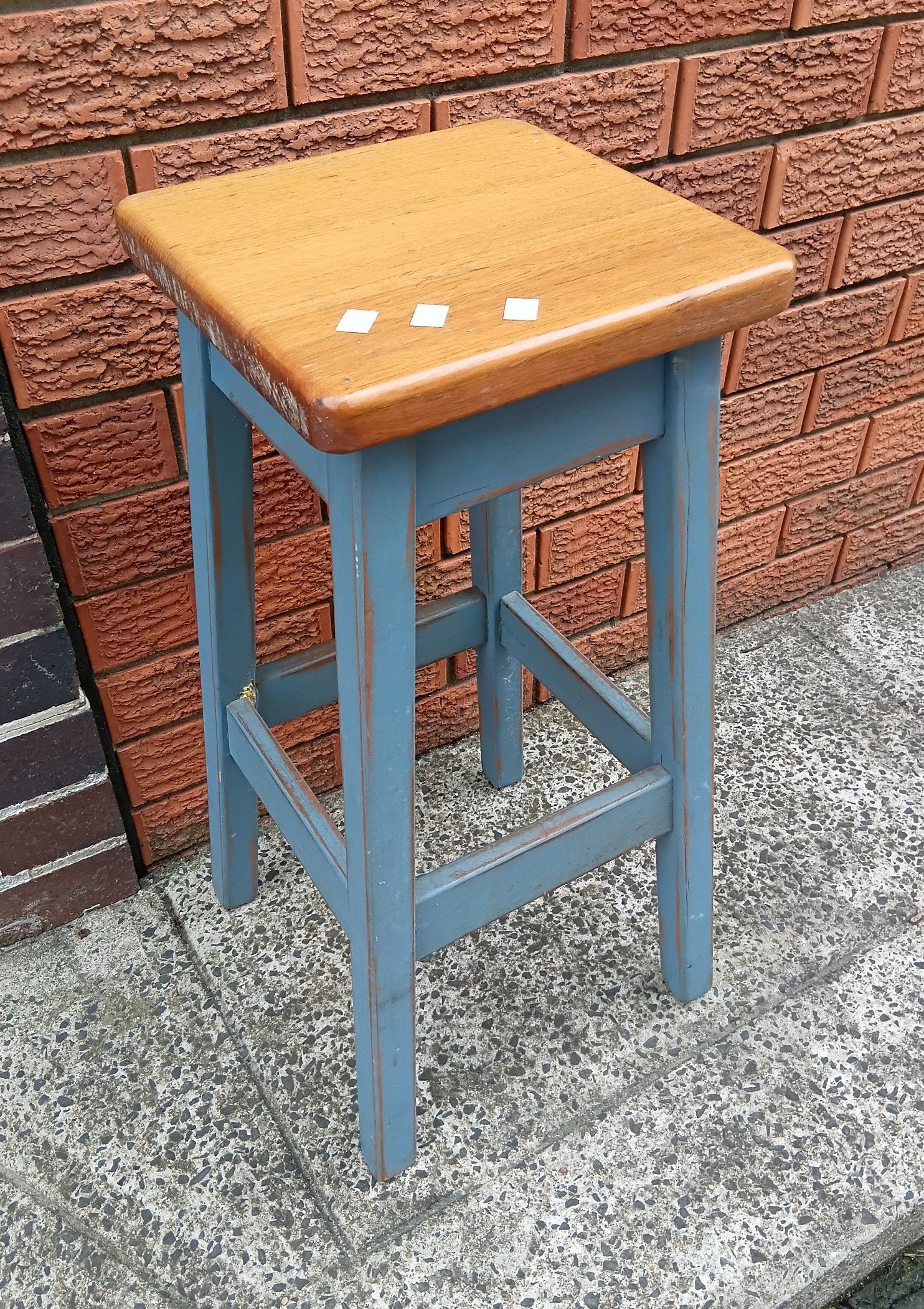 2109 · A SHABBY CHIC STOOL