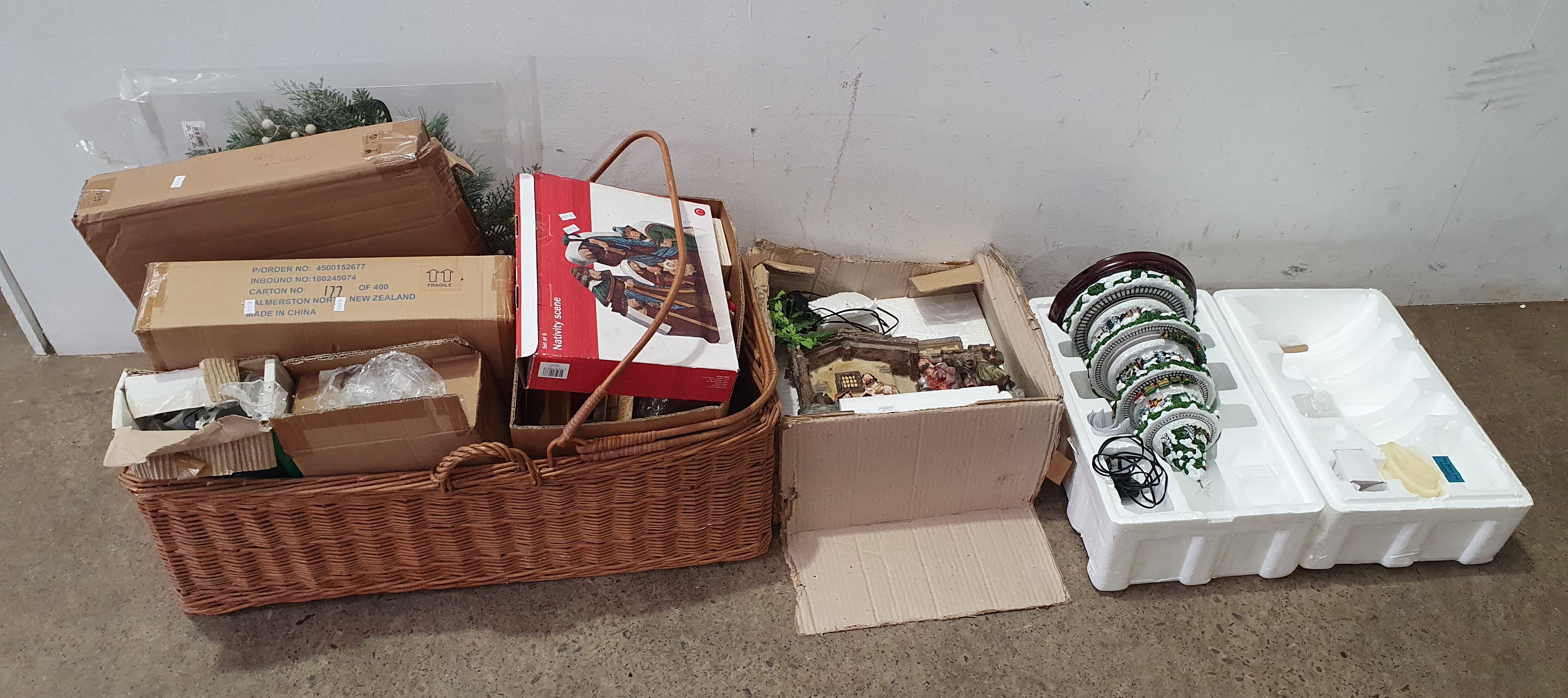 1376 · A GROUP OF CHRISTMAS THEMED ITEMS