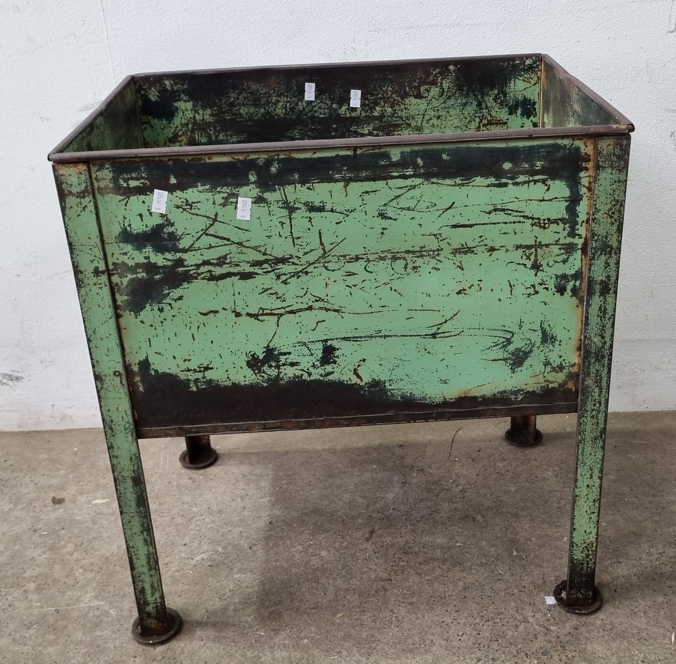 1079 · AN INDUSTRIAL STYLE PLANTER