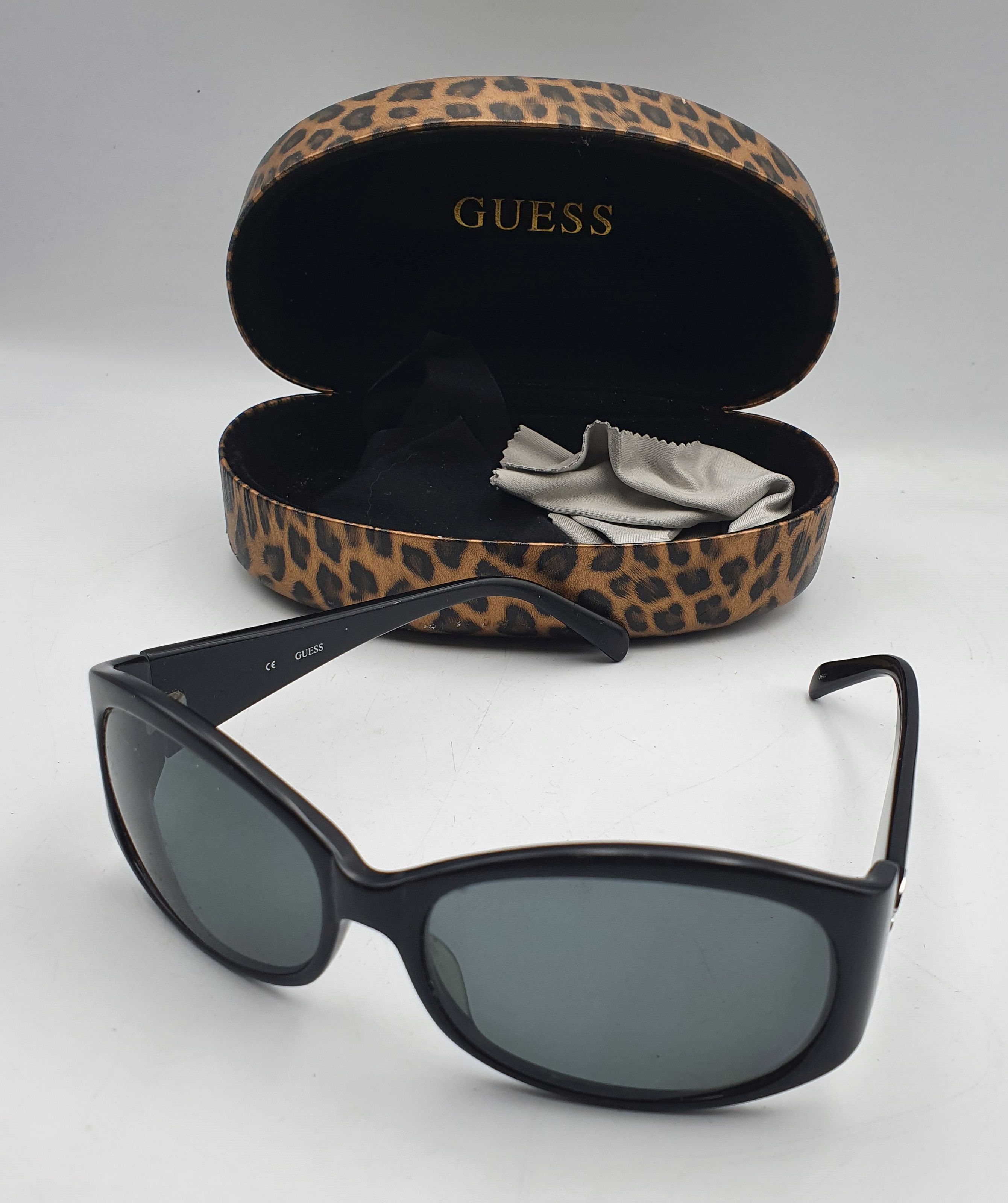 286 · A PAIR OF GUESS SUNGLASSES AND A LEOPARD PRINT CASE