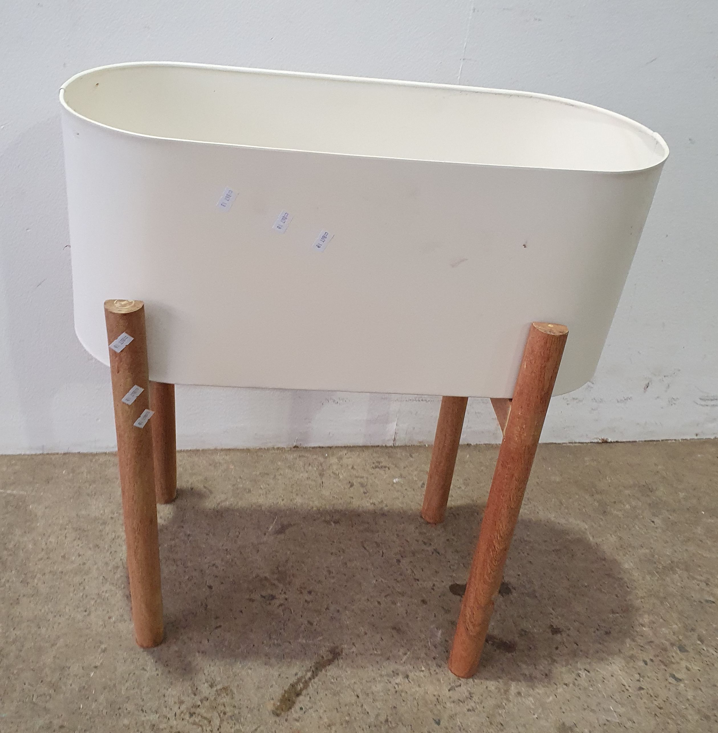1051 · A METAL BUCKET