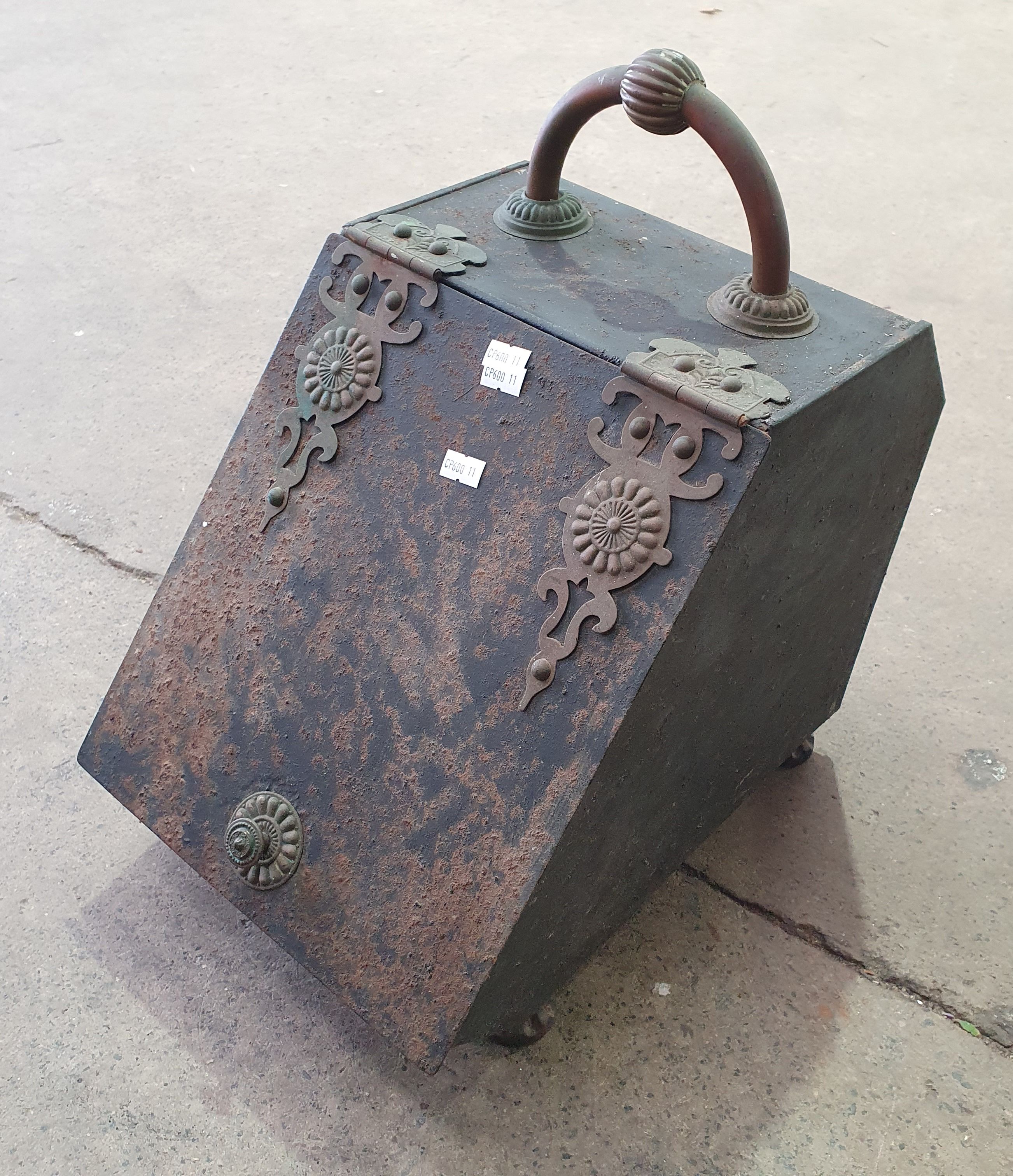 1292 · A VINTAGE SCUTTLE