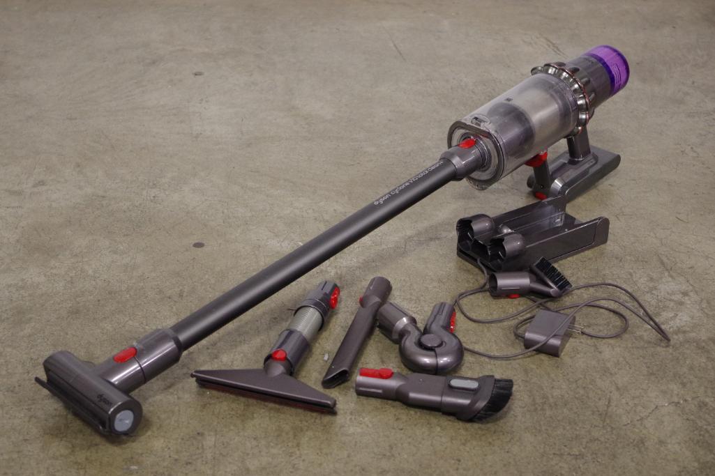 DYSON Cyclone Cordless Vacuum Cleaner, Store return, Powers on | Bid Venues
