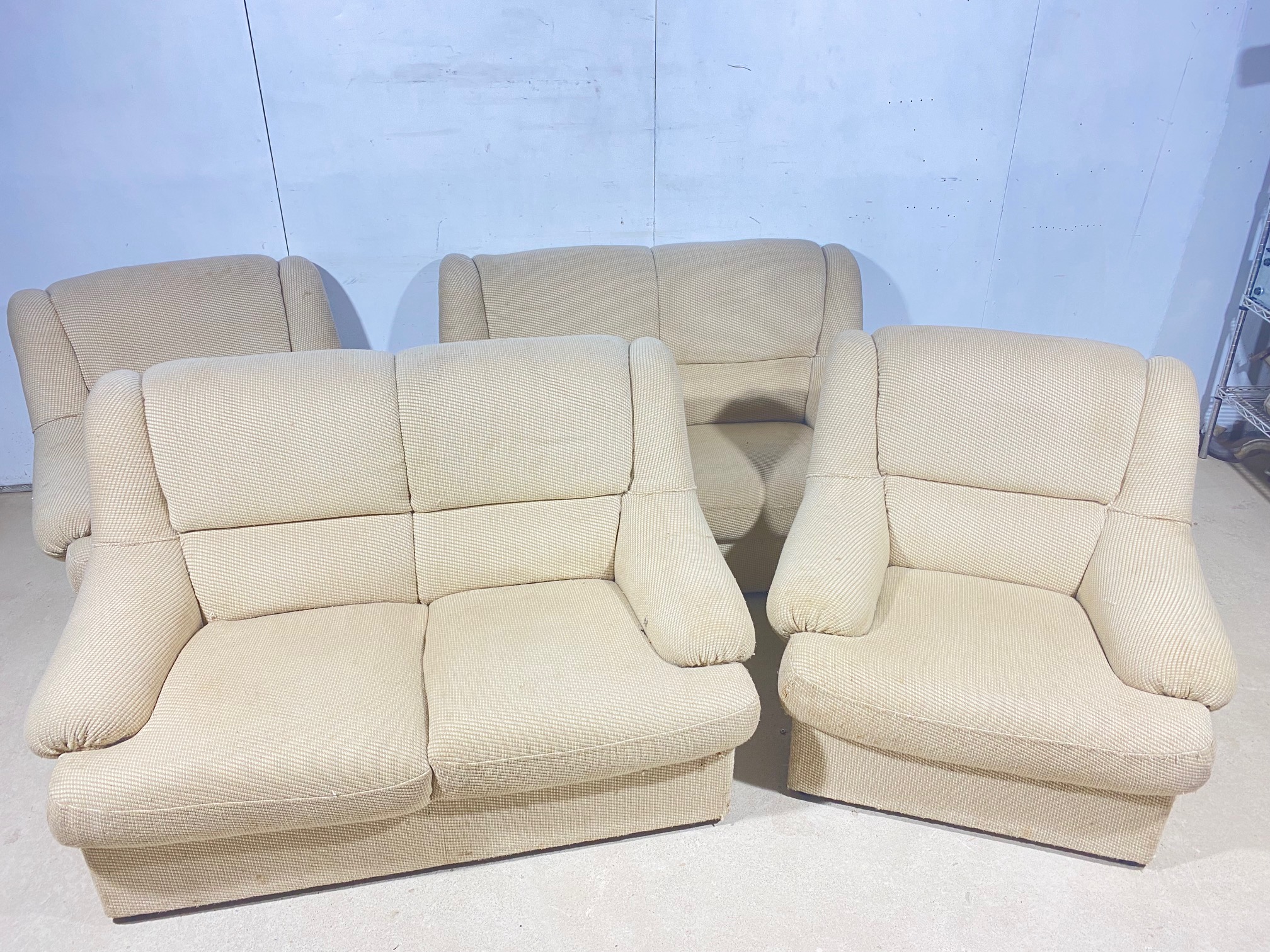 Cream Lounge Suite | Iveson Auctioneers