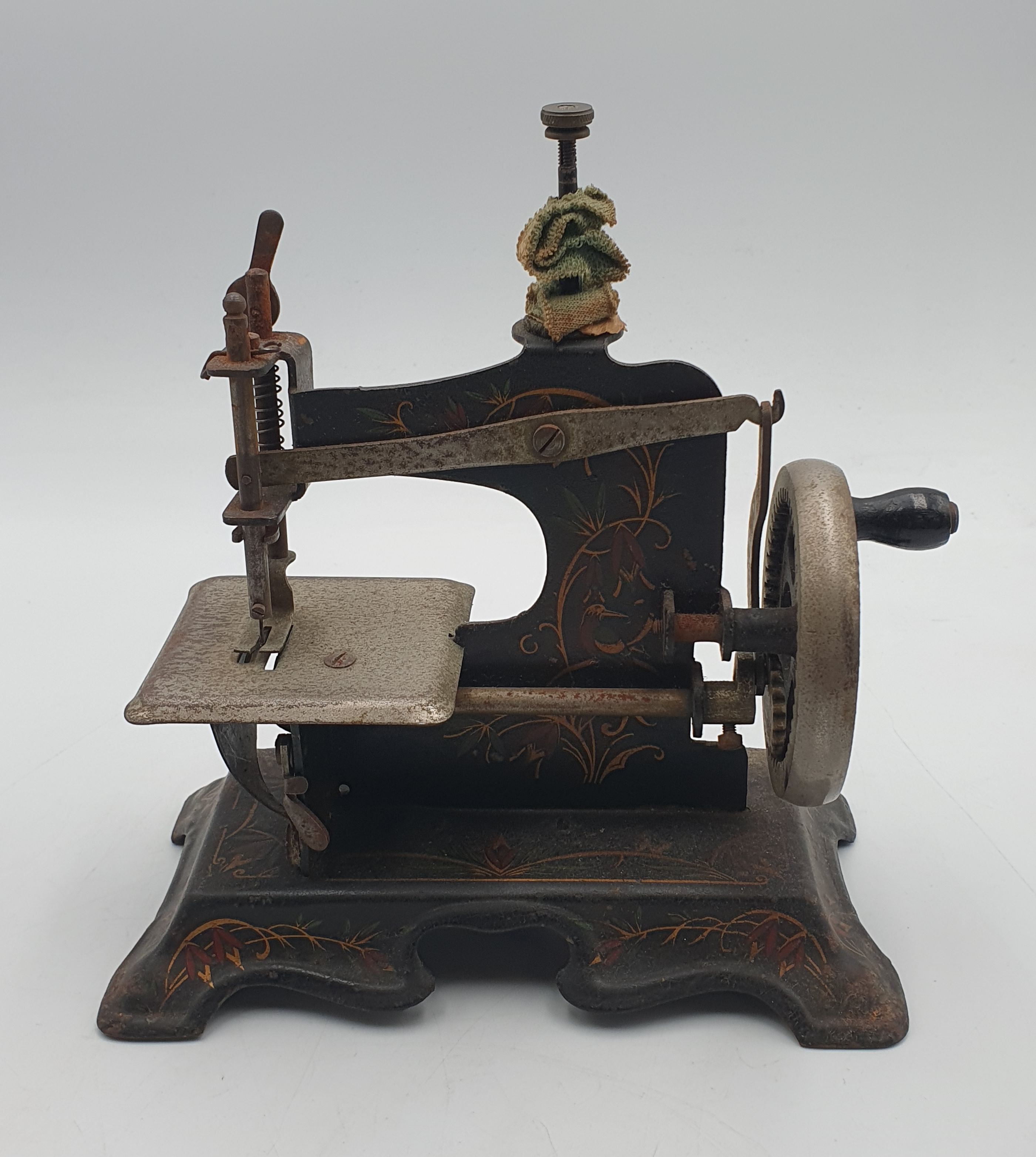 A VINTAGE CHILD'S SEWING MACHINE