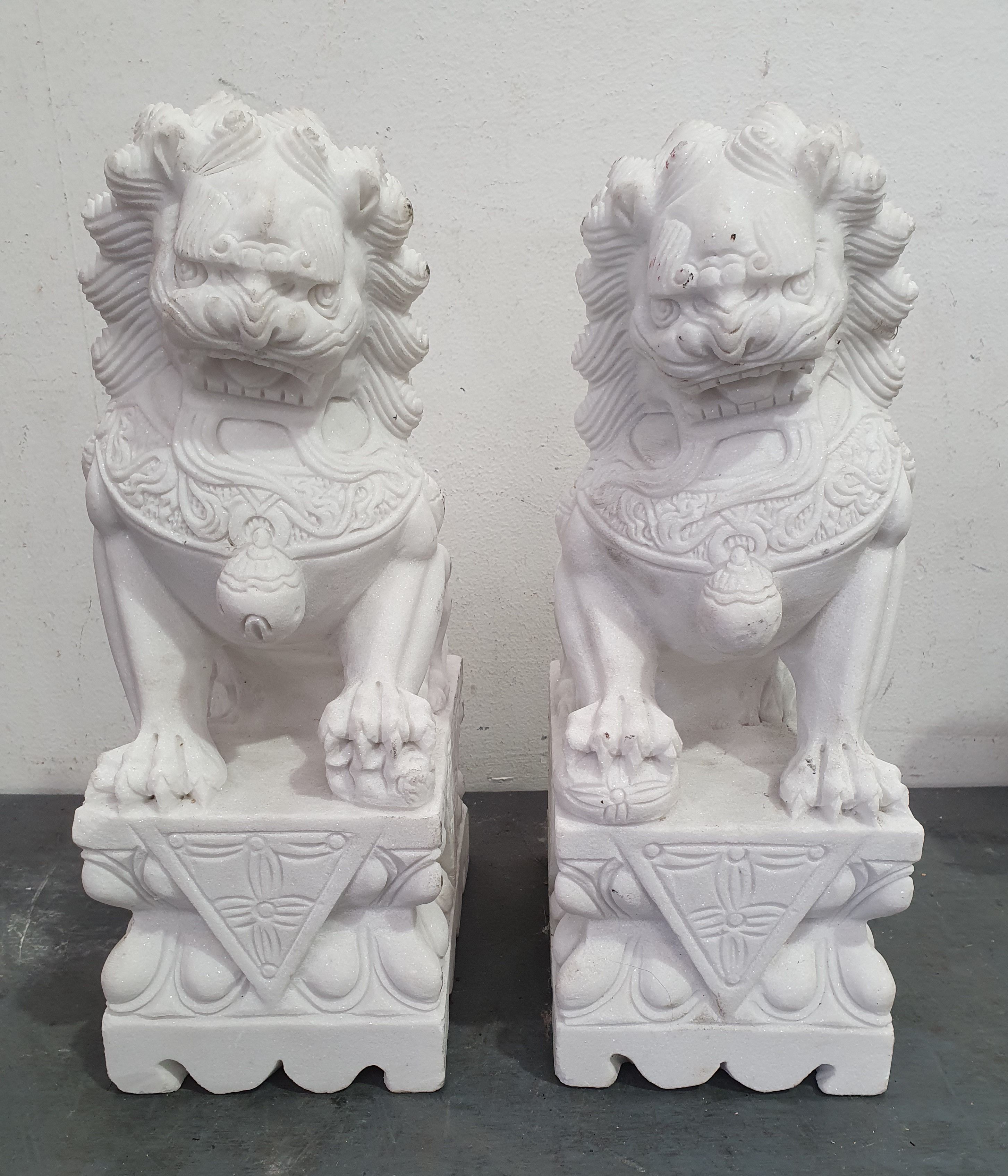 1140 · A PAIR OF FAUX MARBLE FOO DOGS