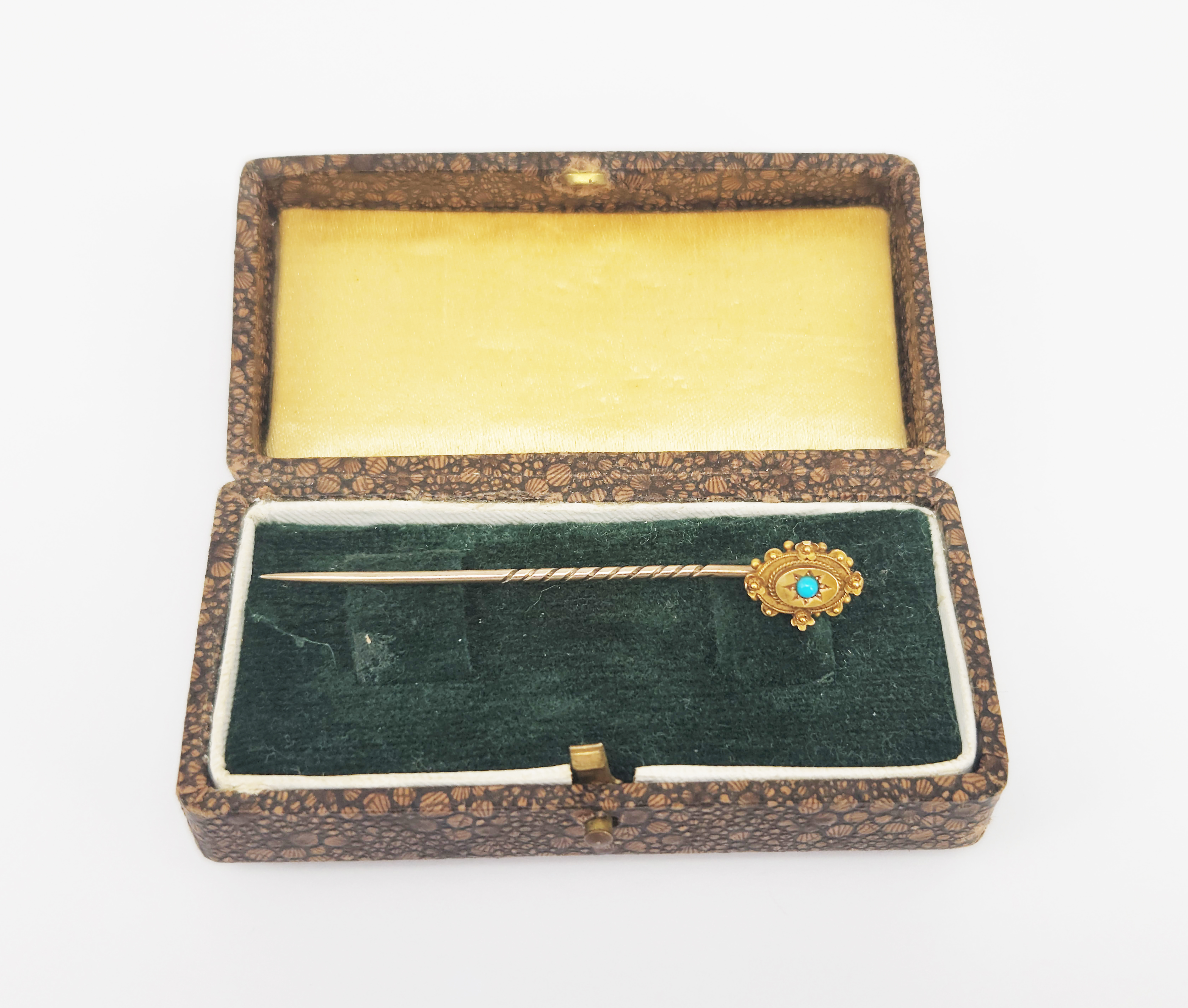 A VICTORIAN 15ct GOLD PIN