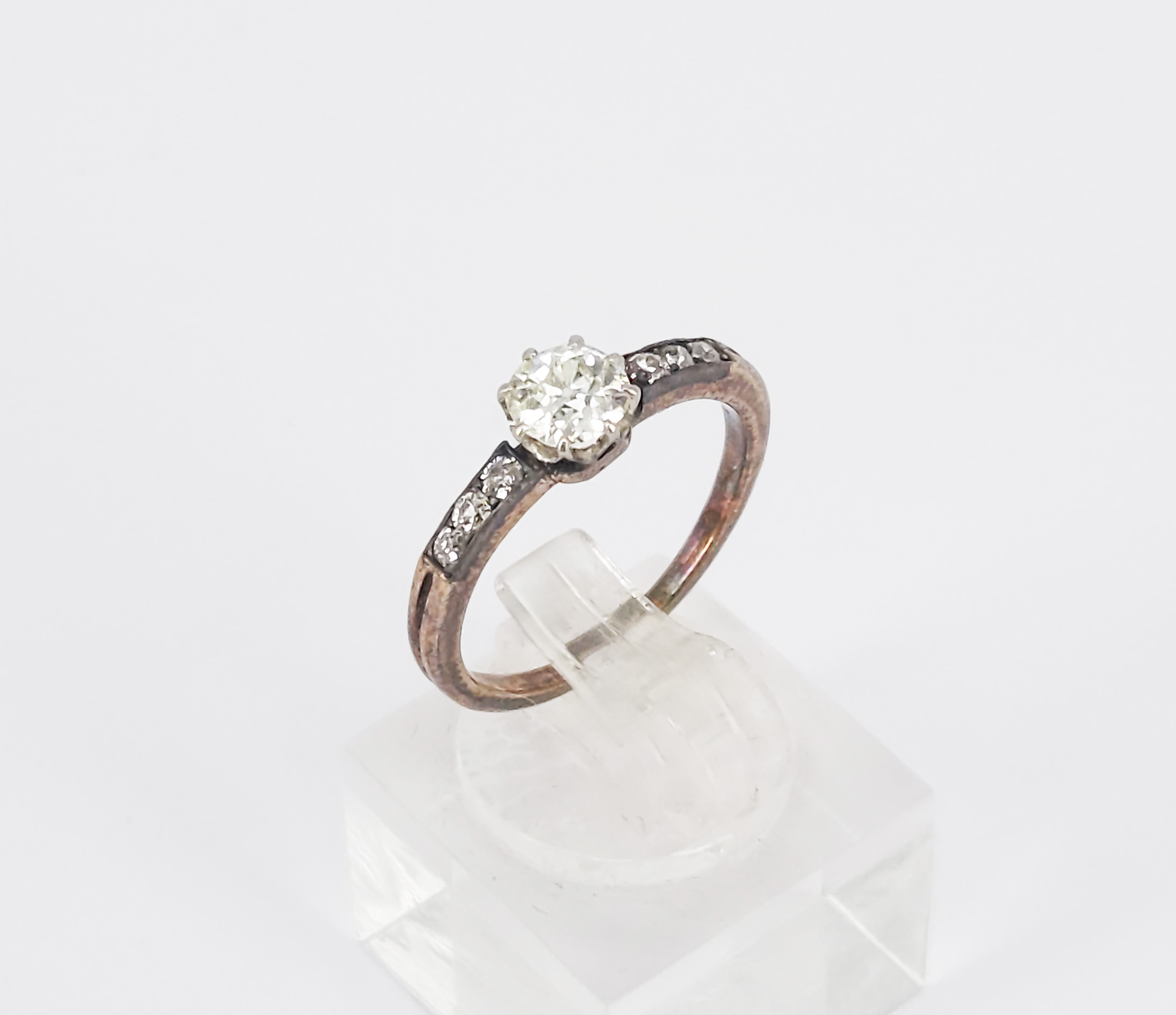 43 · A DIAMOND AND GOLD RING