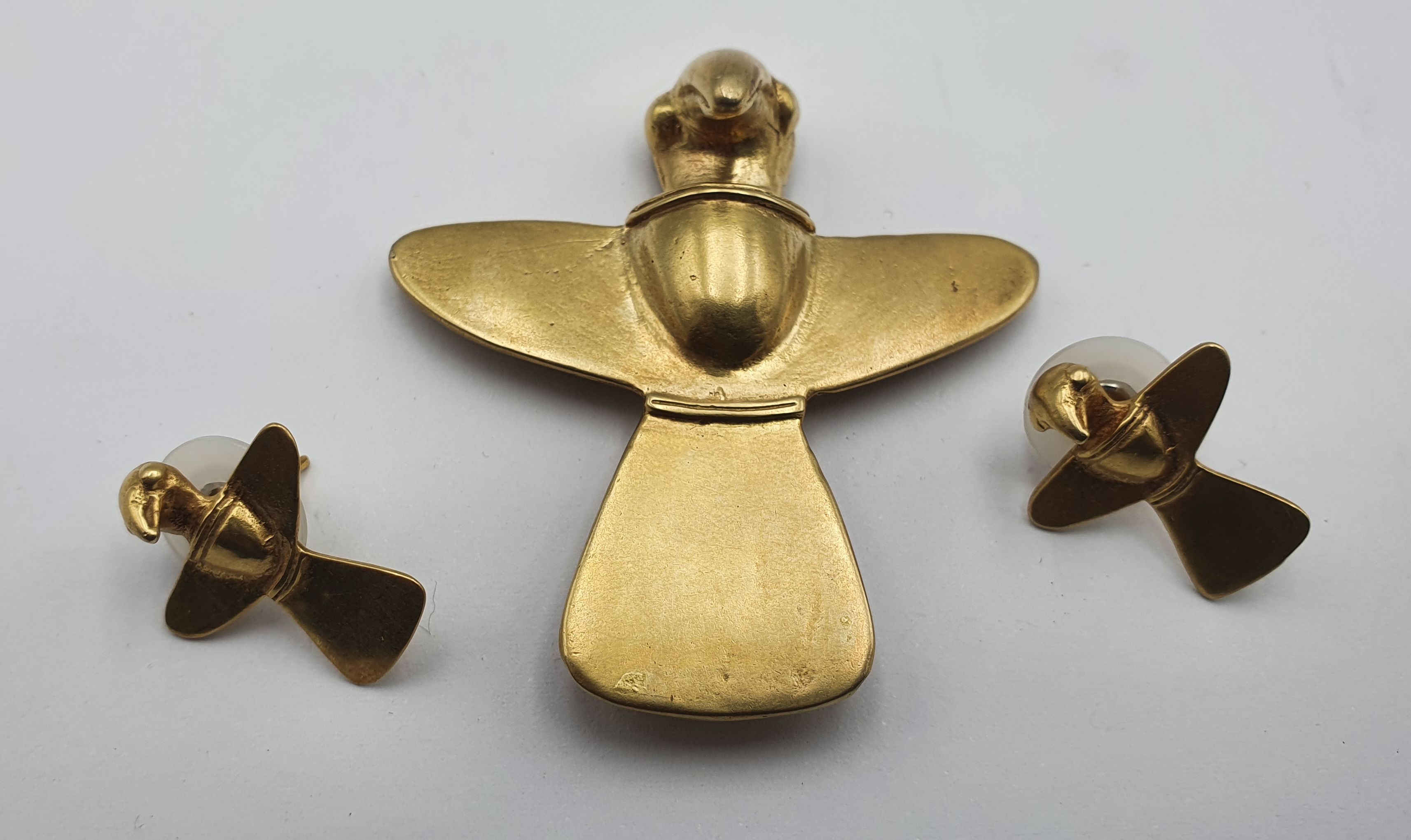 313 · A BROOCH AND EARRING SET