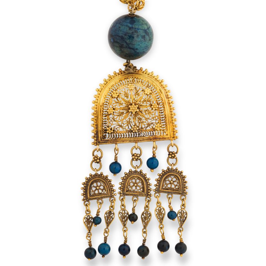 A bloodstone and fourteen karat gold necklace