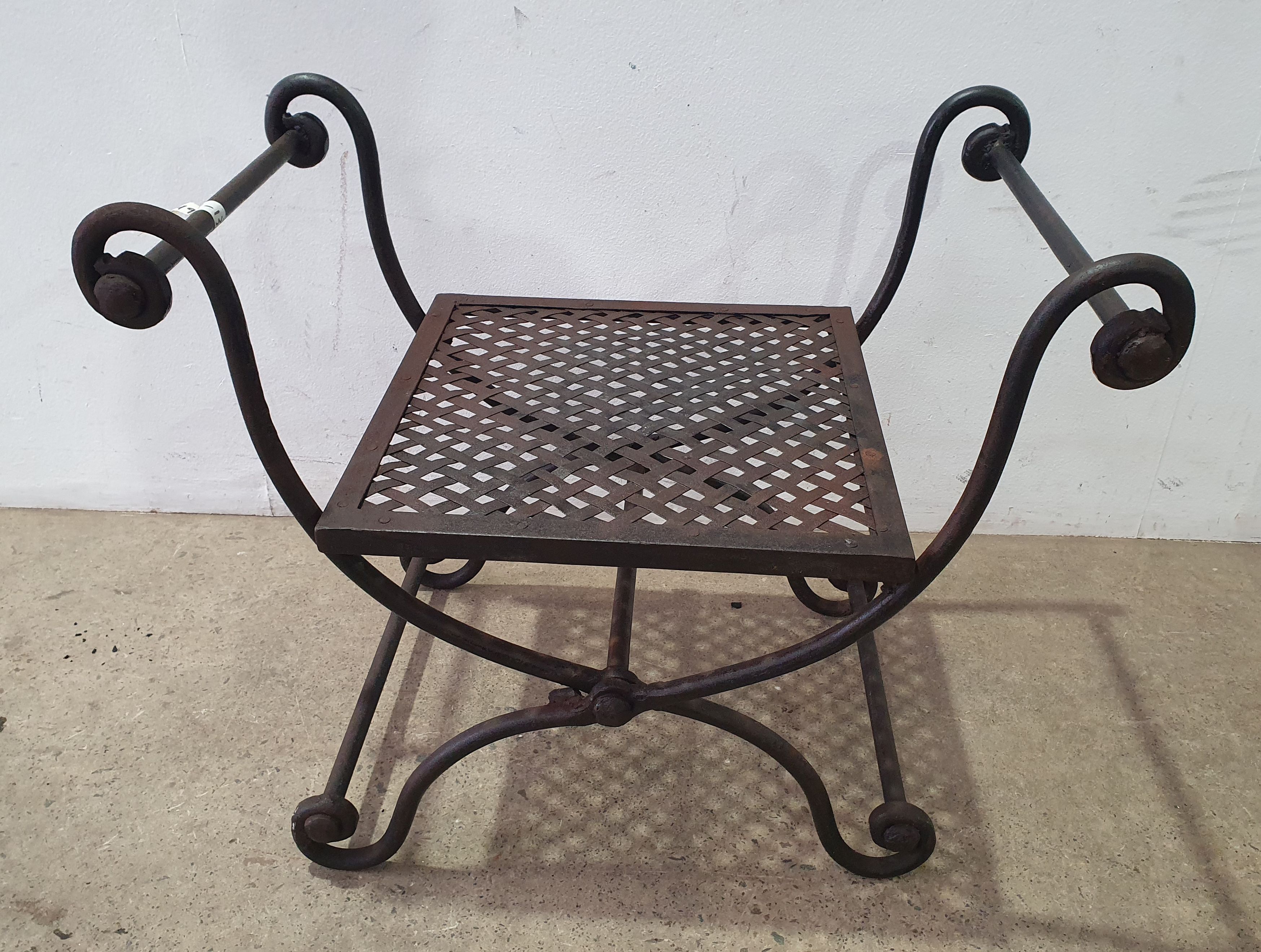 1069 · A METAL SEAT