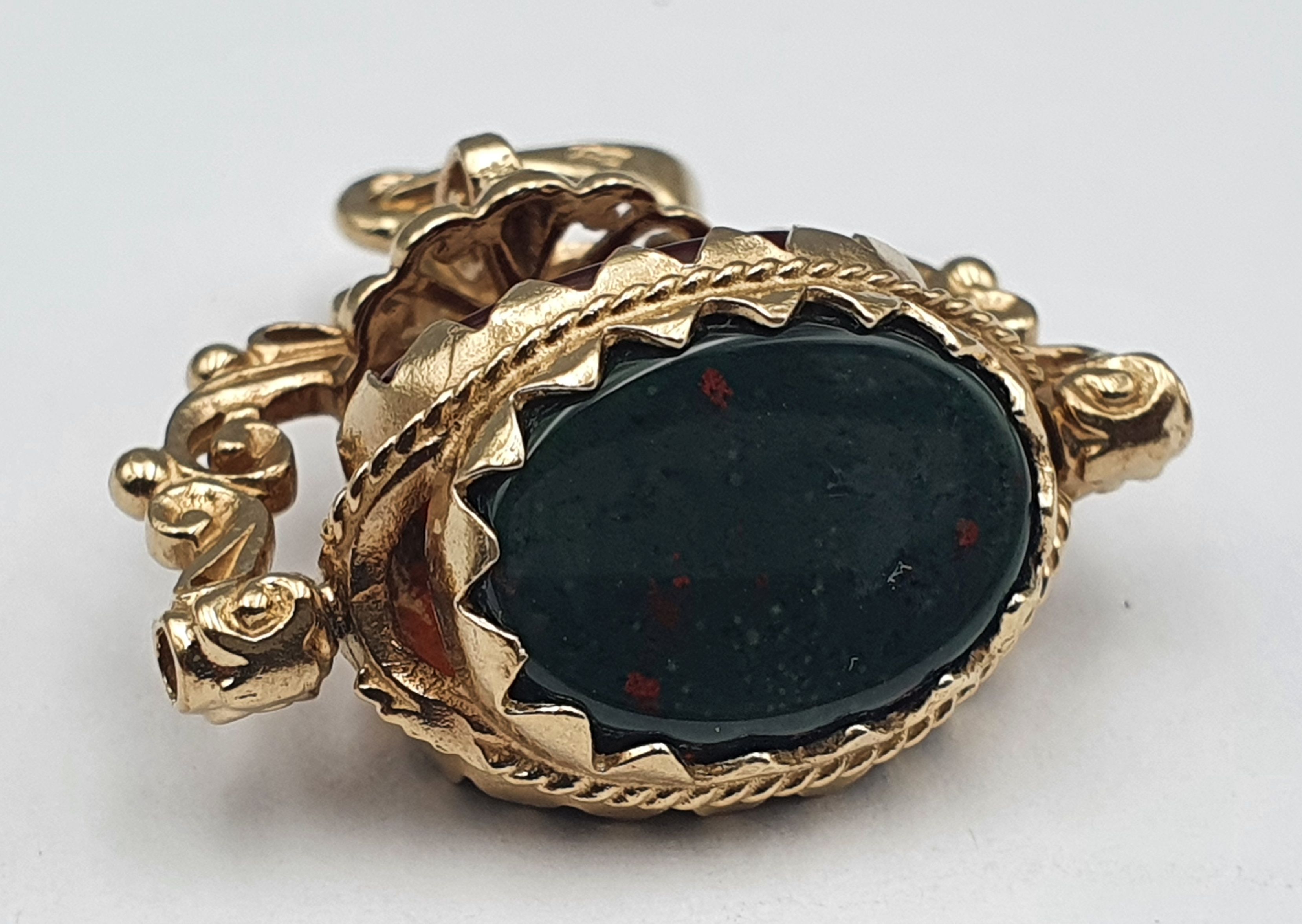 275 · A VINTAGE 9ct TRIPLE SIDED SPINNING FOB PENDANT
