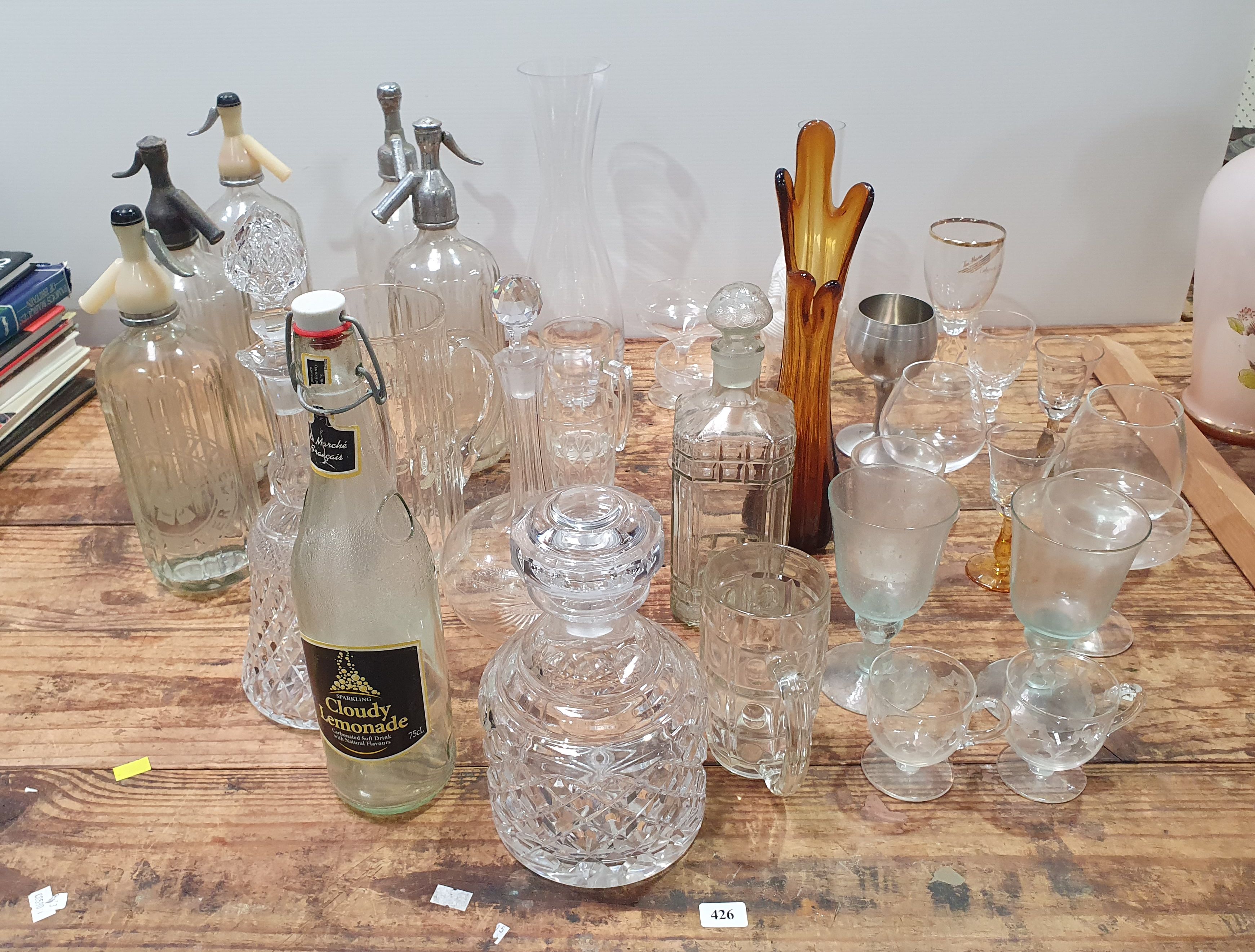 A SELECTION OF GLASS AND CRYSTAL