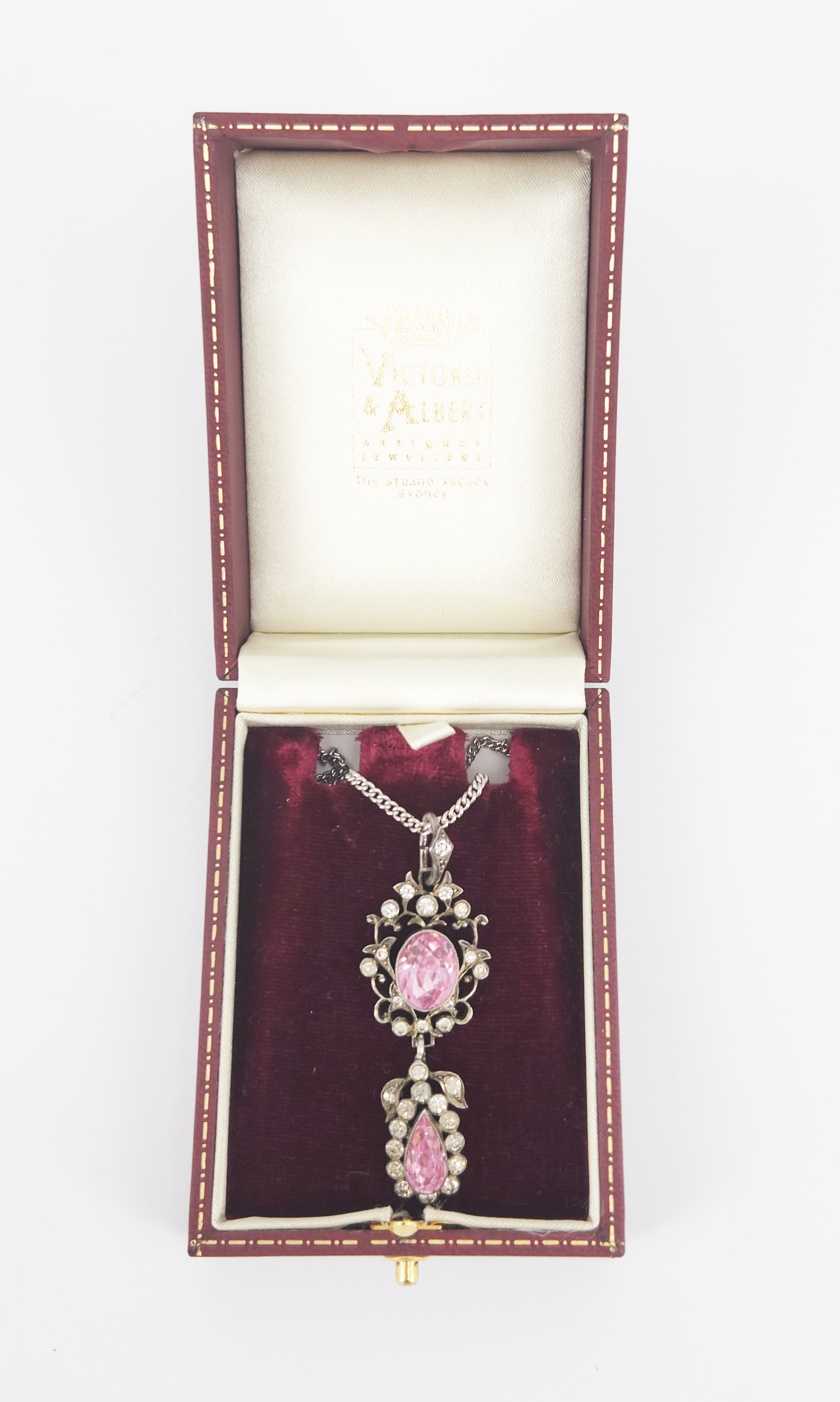 410 · AN 18ct WHITE GOLD CHAIN SET WITH AN ANTIQUE SILVER PENDANT