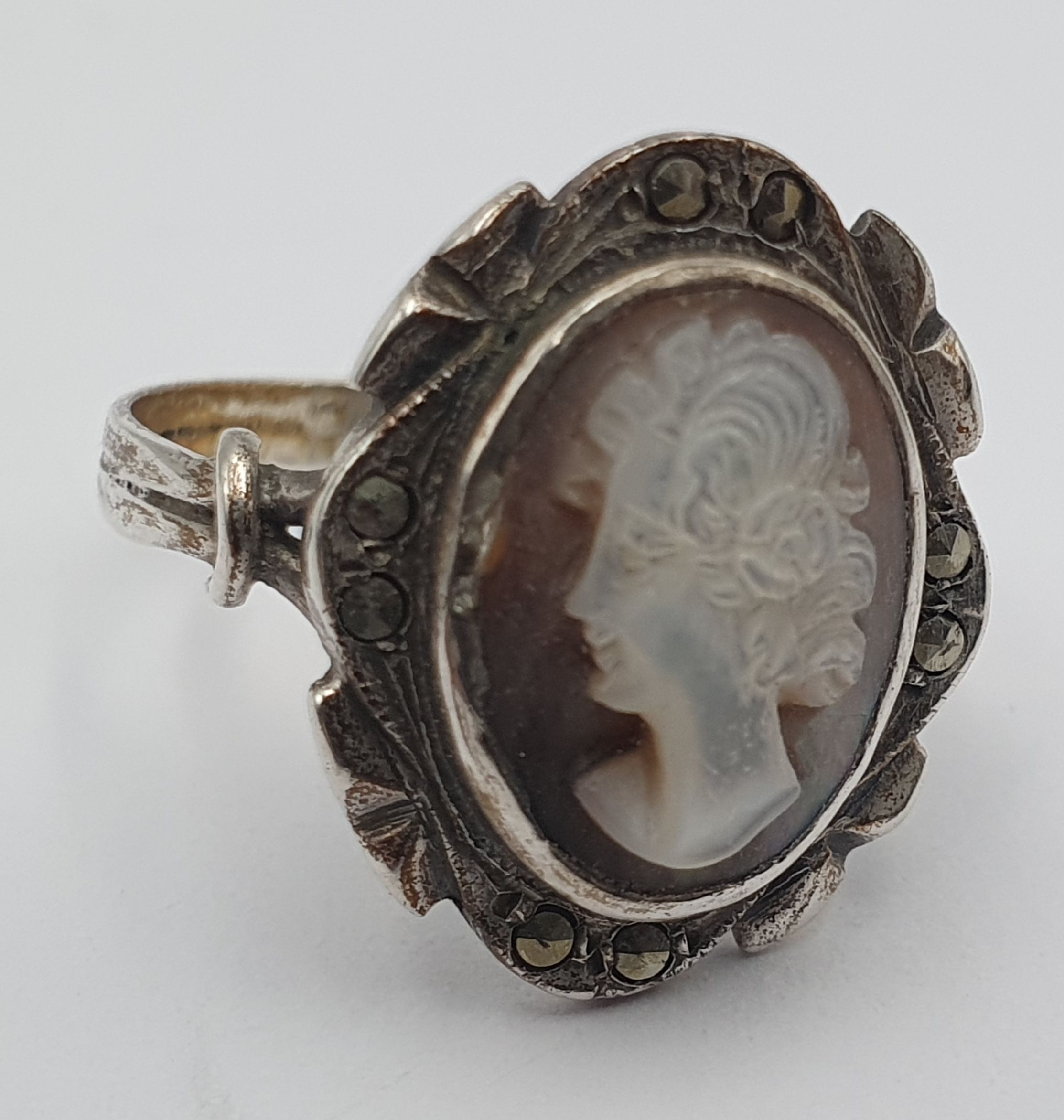 328 · AN AR DECO SILVER CAMEO RING