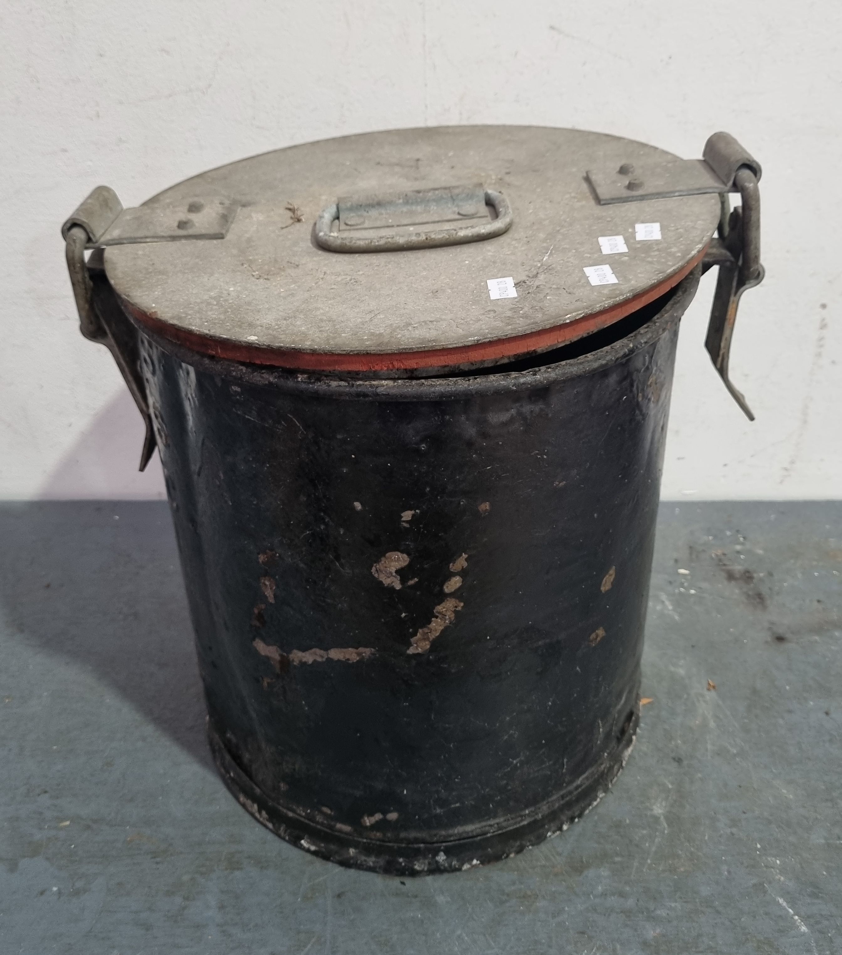 1052 · A VINTAGE METAL CONTAINER