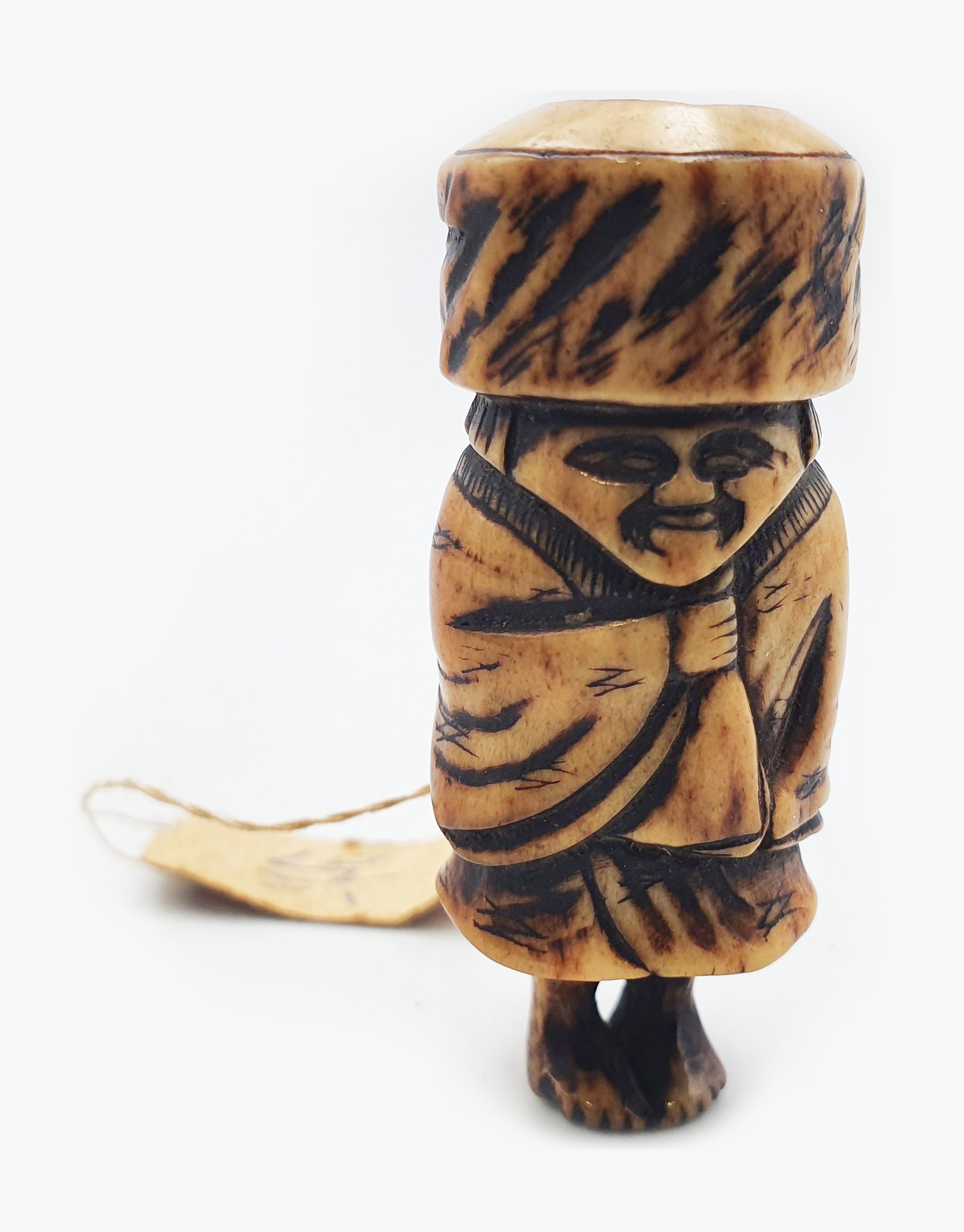 584 · A JAPANESE TAISHO PERIOD CARVED IVORY NETSUKE