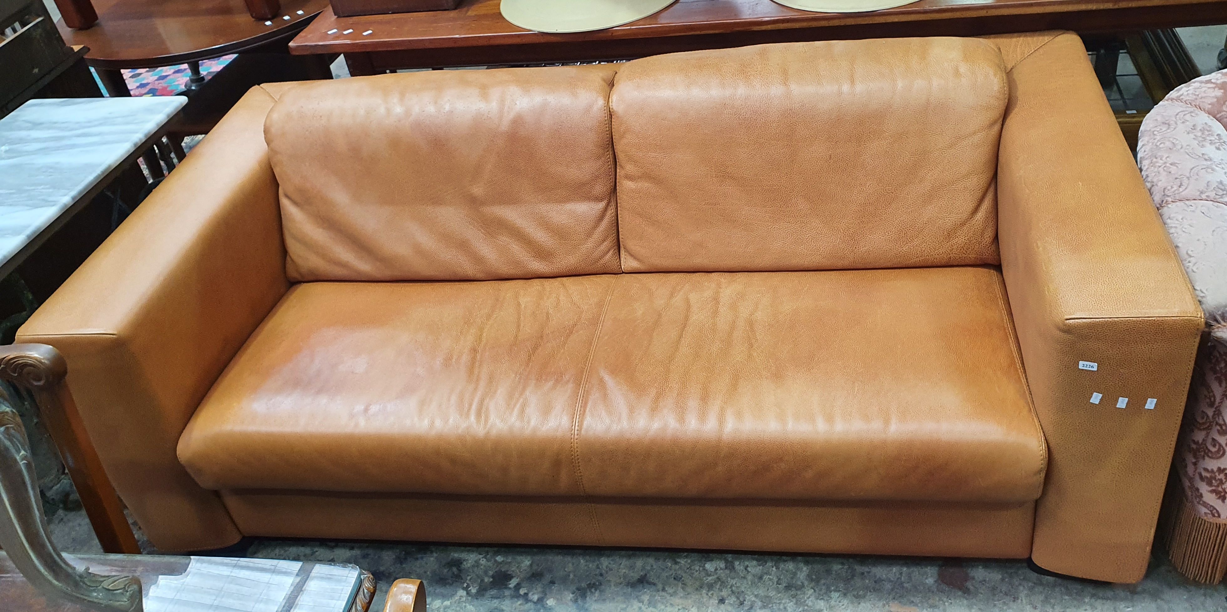 2226 · A BROWN LEATHER GRANDE ARREDO TWO SEATER LOUNGE