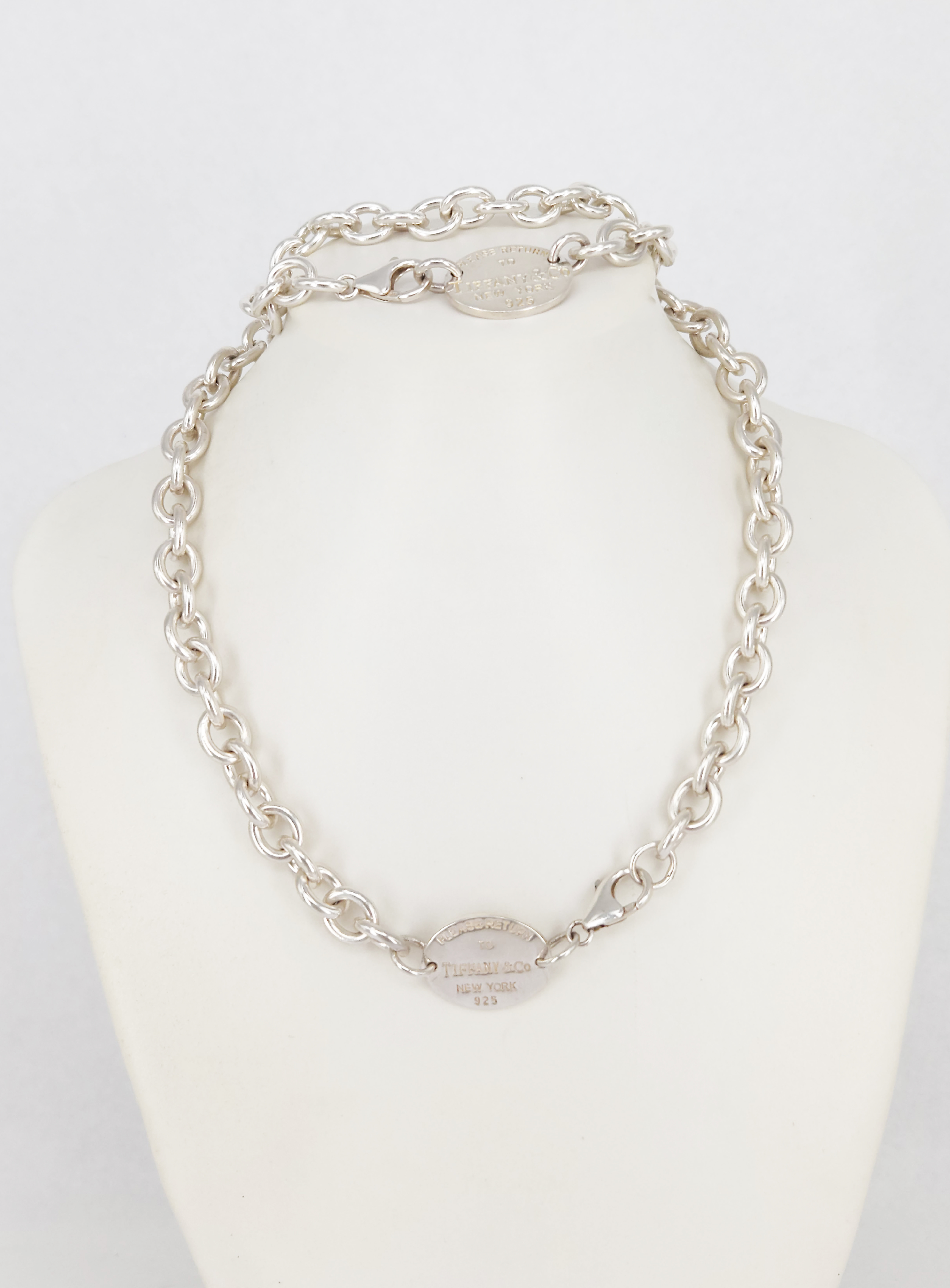 305 · A SILVER CABLE CHAIN NECKLACE AND MATCHING BRACELET