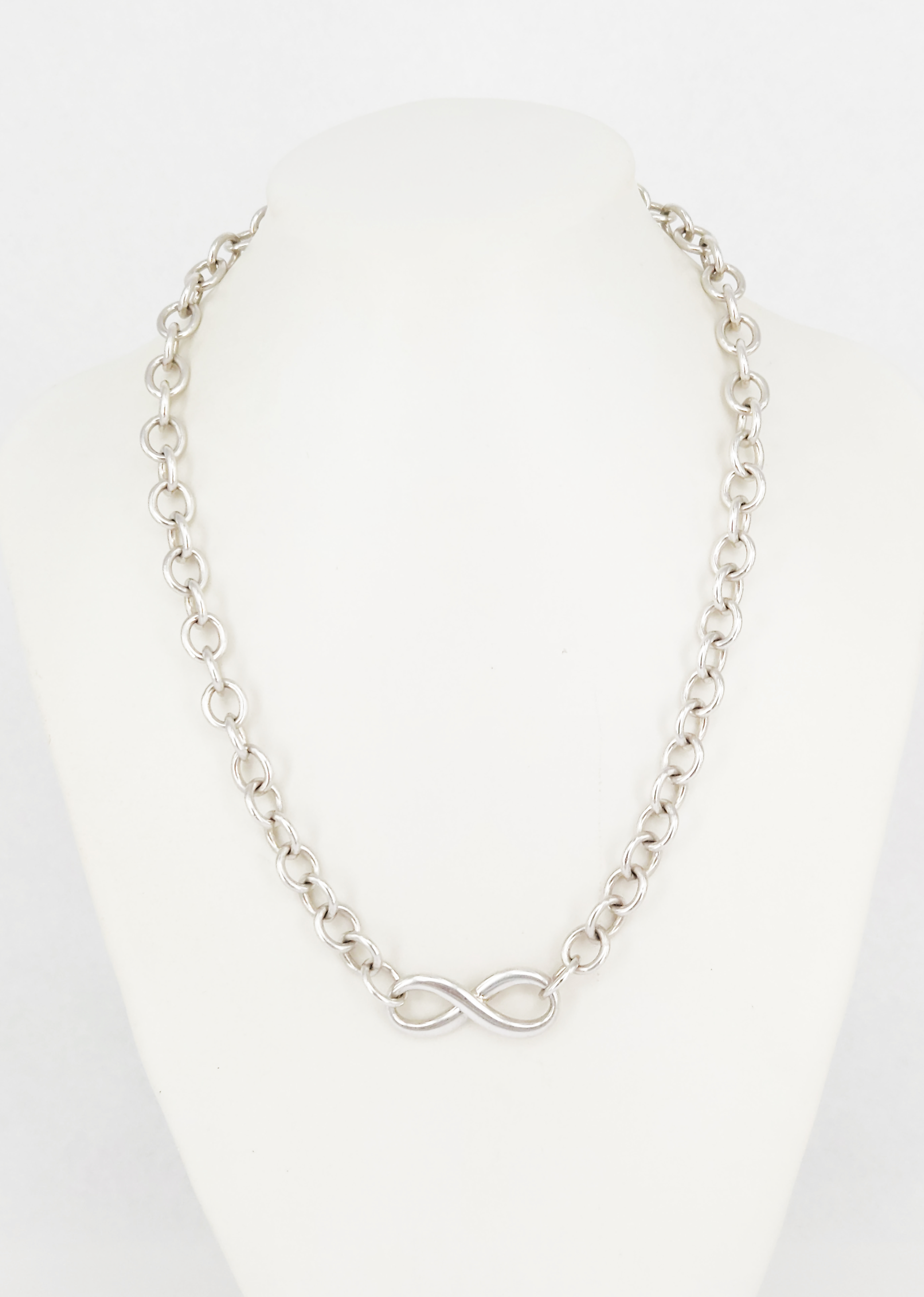 A VINTAGE TIFFANY & Co SILVER INFINITY NECKLACE