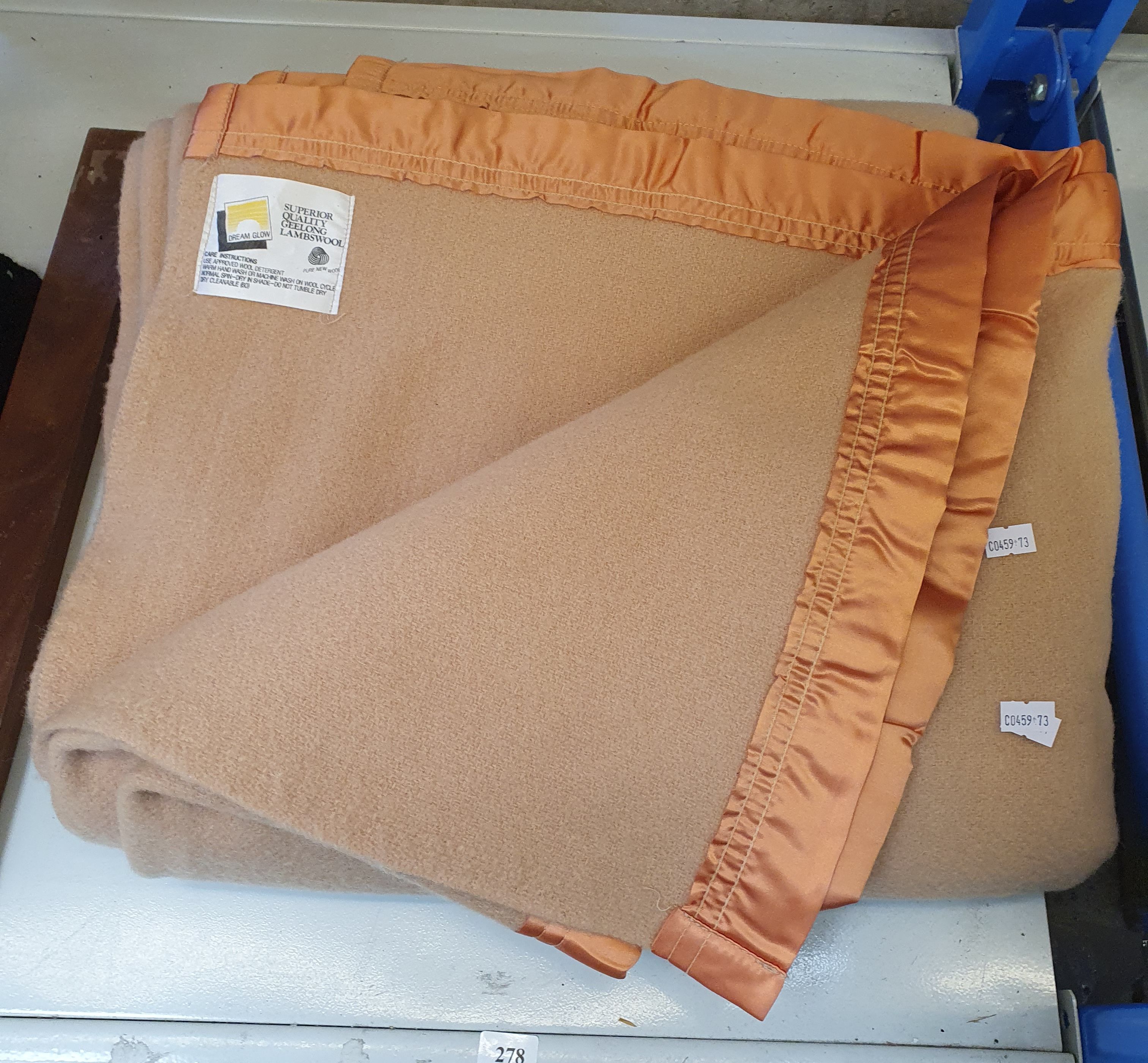 278 · A GEELONG LAMBSWOOL SINGLE BED BLANKET