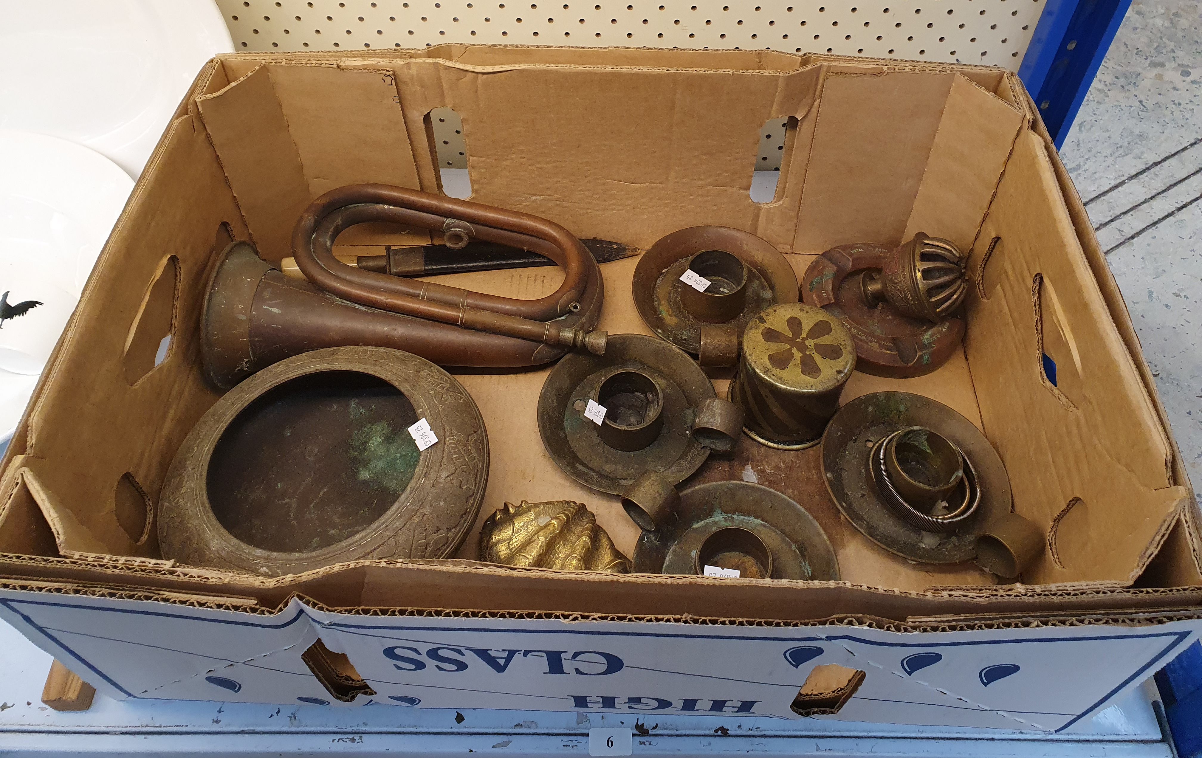 6 · A BOX OF BRASS AND METAL ITEMS